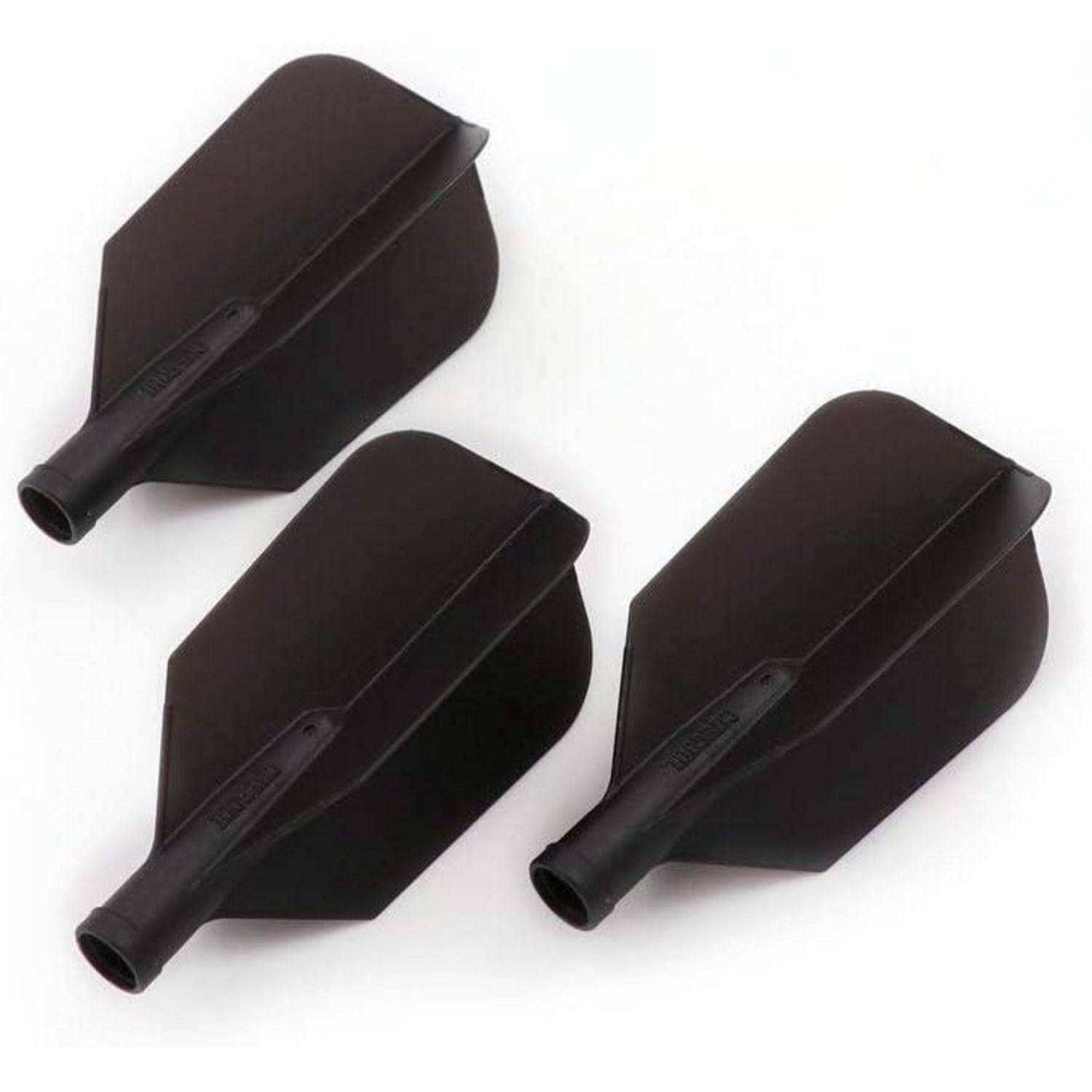 Drei schwarze Dartflügel in einer dreieckigen Anordnung, auf einem einfarbigen weißen Hintergrund dargestellt. Die Flügel haben eine standardmäßige Form.