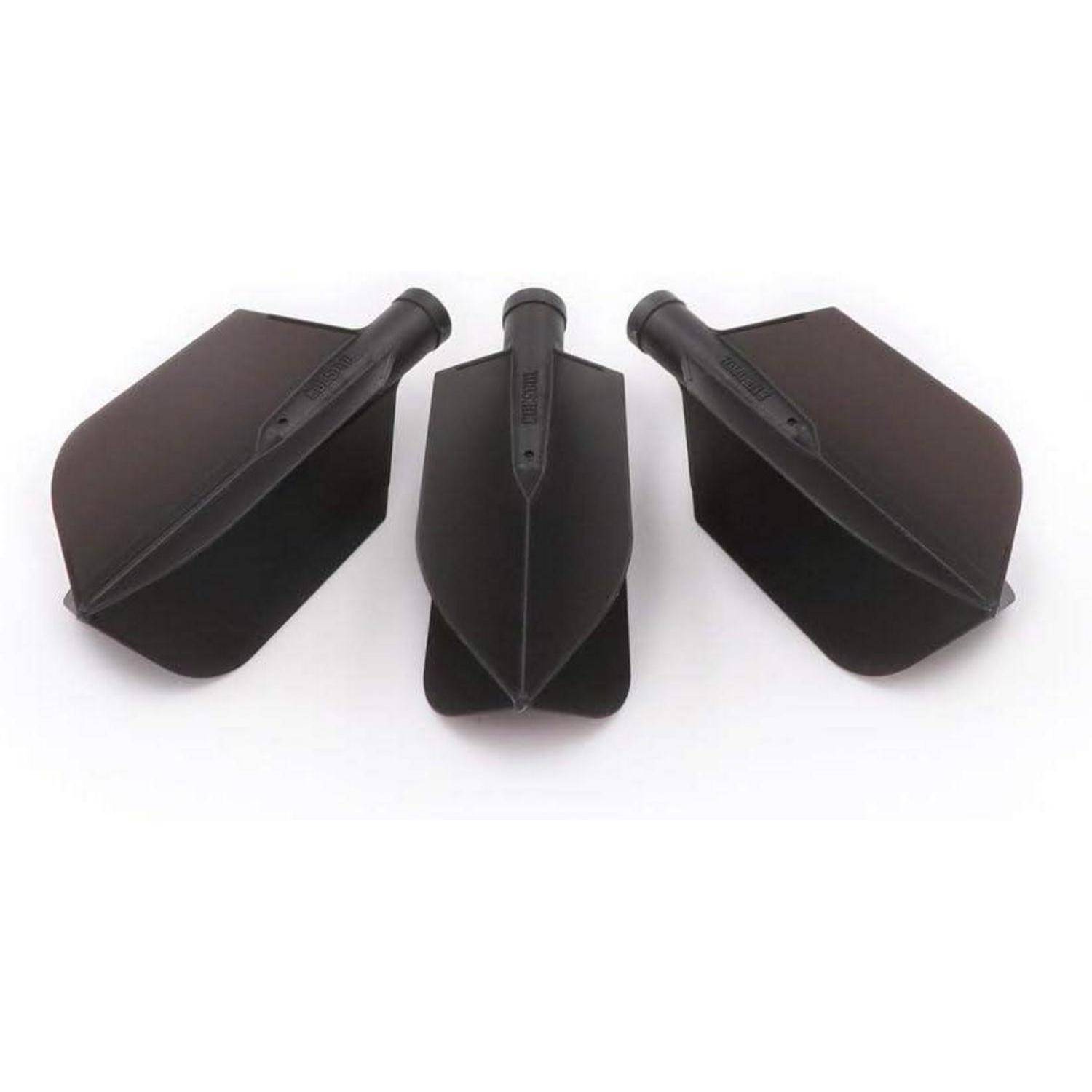 Drei schwarze Metallkegel mit flachen Seiten, die Schaufeln ähneln, sind von oben auf einem weißen Hintergrund angeordnet.