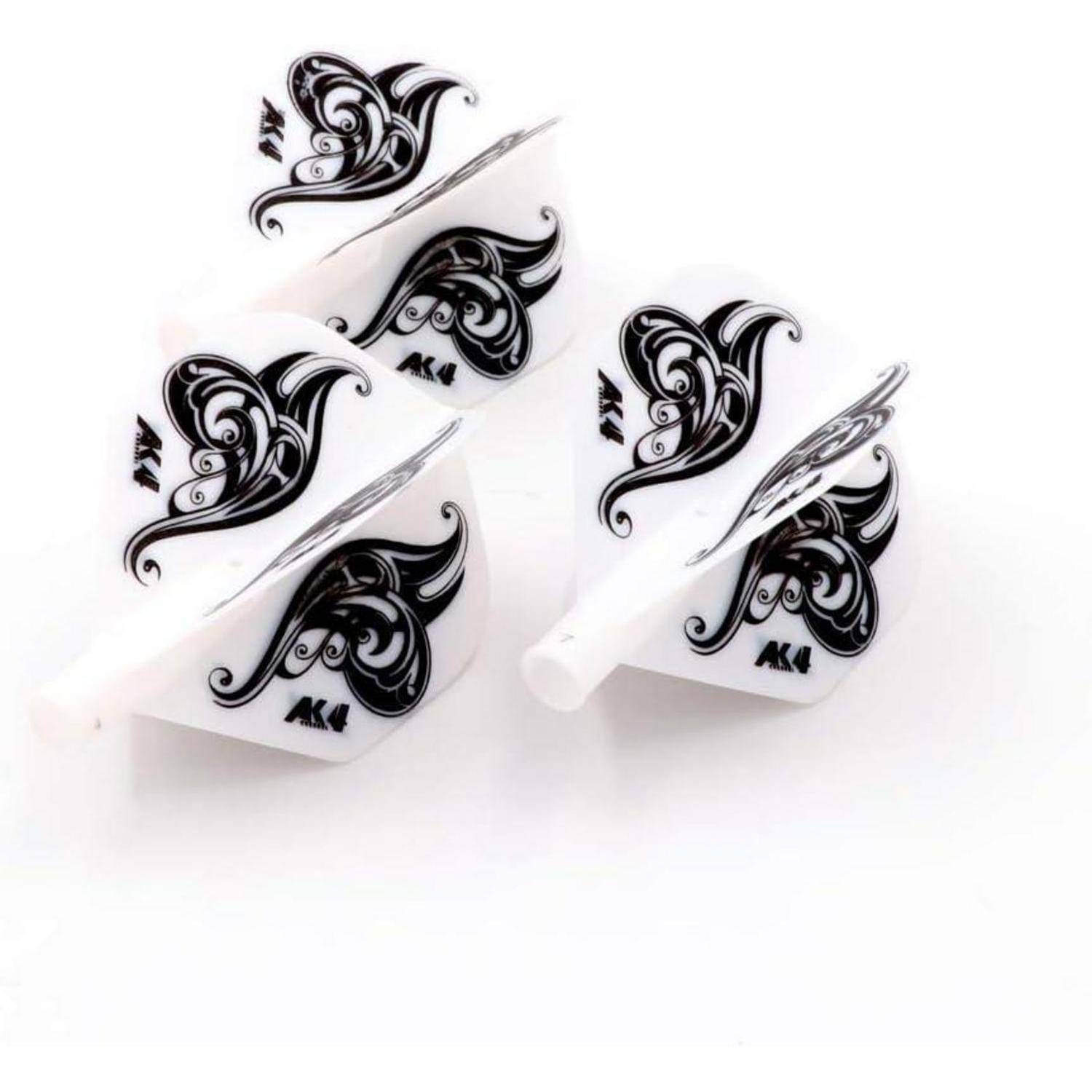 Vier weiße Dartflights, die jeweils ein verziertes schwarzes Herzdesign mit geschwungenen Akzenten aufweisen. Ein kleines 'AK4' ist auf jedem Flight gedruckt.
