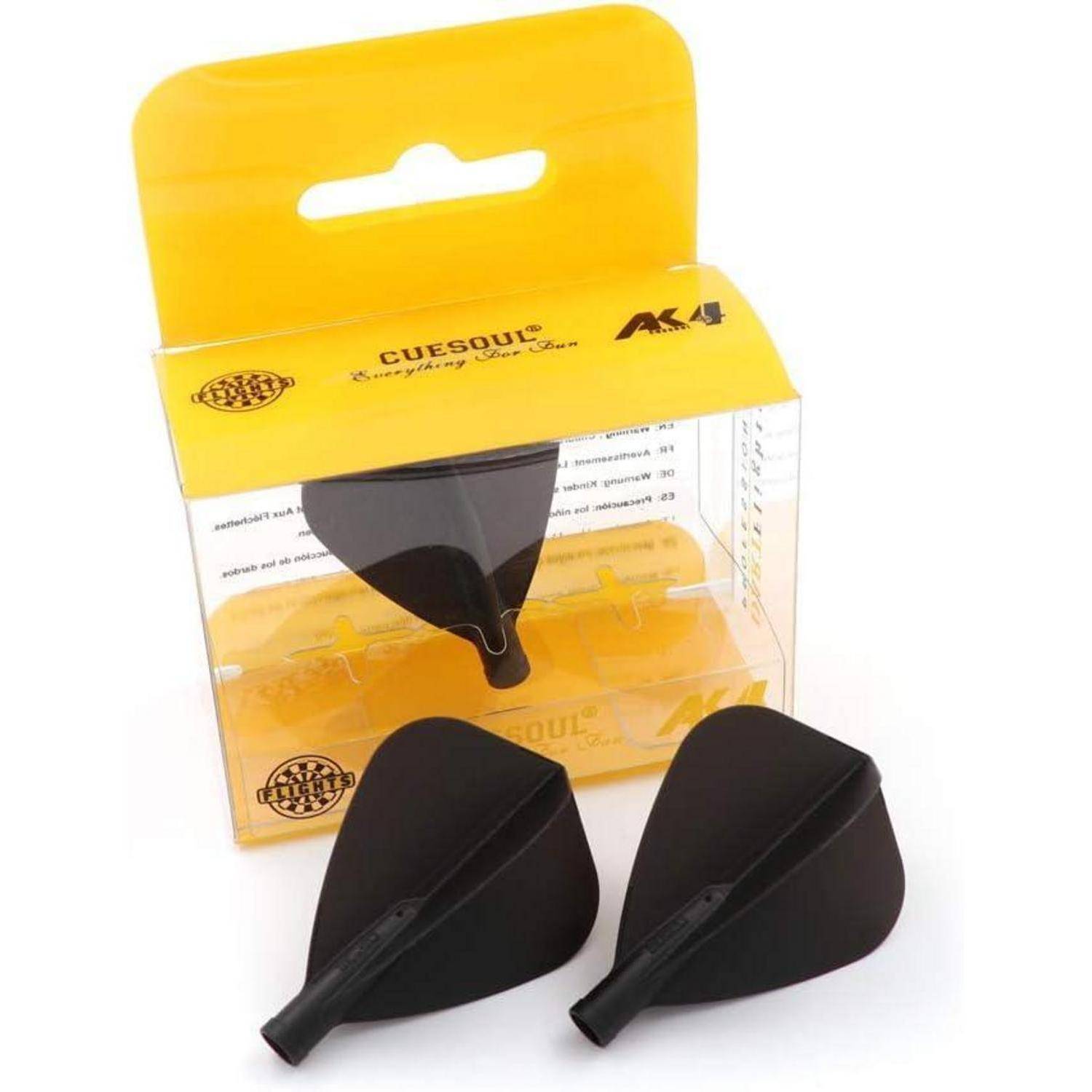 Dart-Set-Verpackung mit zwei schwarzen Dart-Flights und einer gelben Box, die das Markenlogo und Produktinformationen zeigt.
