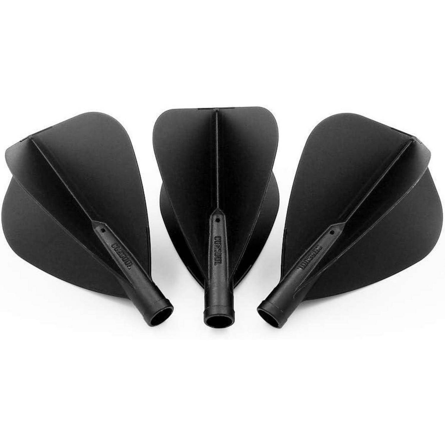 Drei schwarze Dartpfeilflügel, in einer Reihe angeordnet vor einem weißen Hintergrund, die ihr aerodynamisches Design zur Schau stellen.