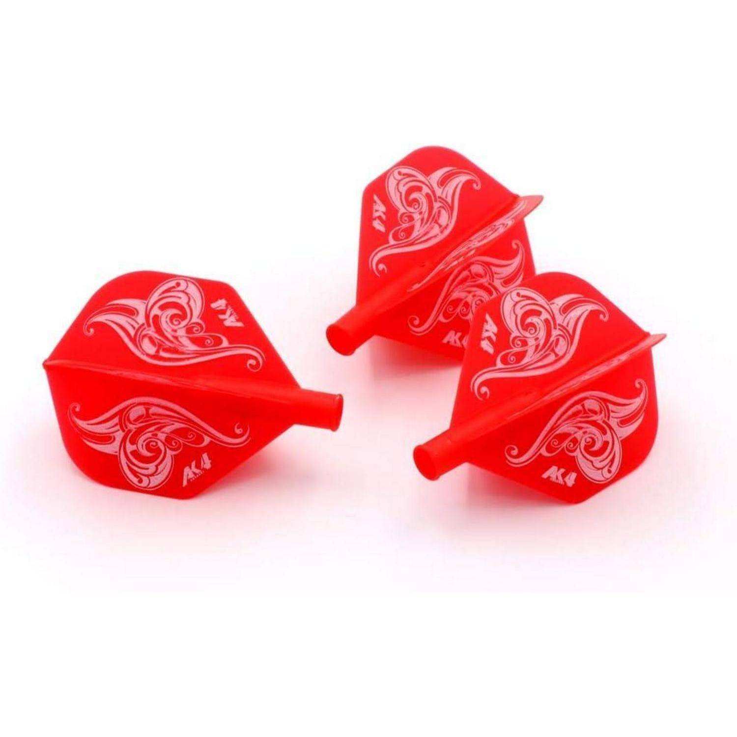 Drei rote Dartflights mit weißen Ziermuster, auf einem weißen Hintergrund angeordnet.