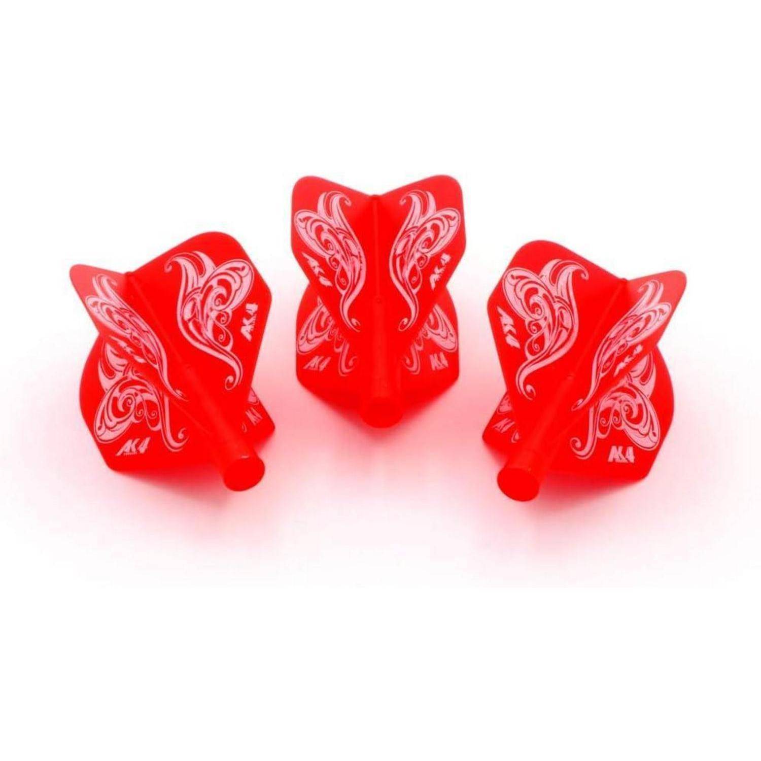 Drei rote Dartflights mit kunstvollen weißen Blumenmustern, in einem Dreieck auf einem weißen Hintergrund angeordnet.