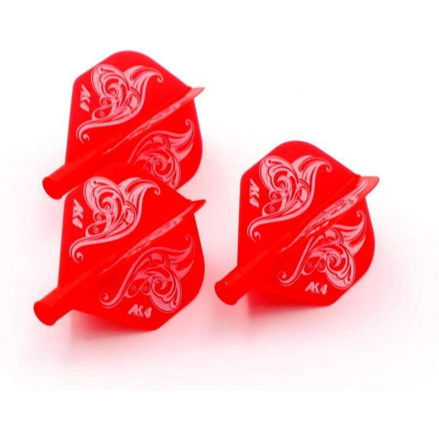 Drei rote Dartflights mit dekorativen weißen Wirbelmustern, die auf einem weißen Hintergrund platziert sind.