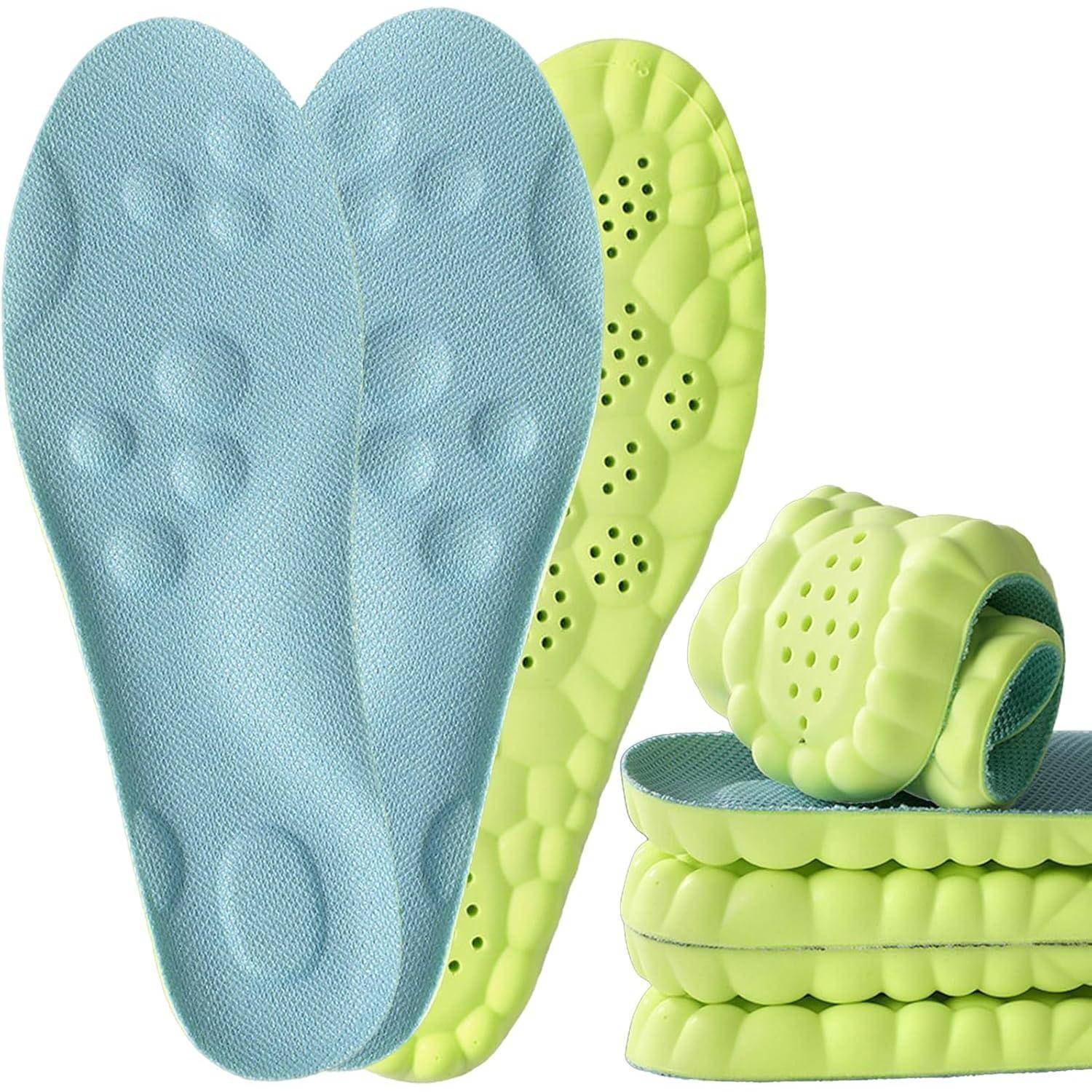 Blaue und grüne Gel-Schuheinlagen mit strukturierten Oberflächen, entwickelt für Komfort und Unterstützung, flach ausgelegt und dünn aufgerollt.