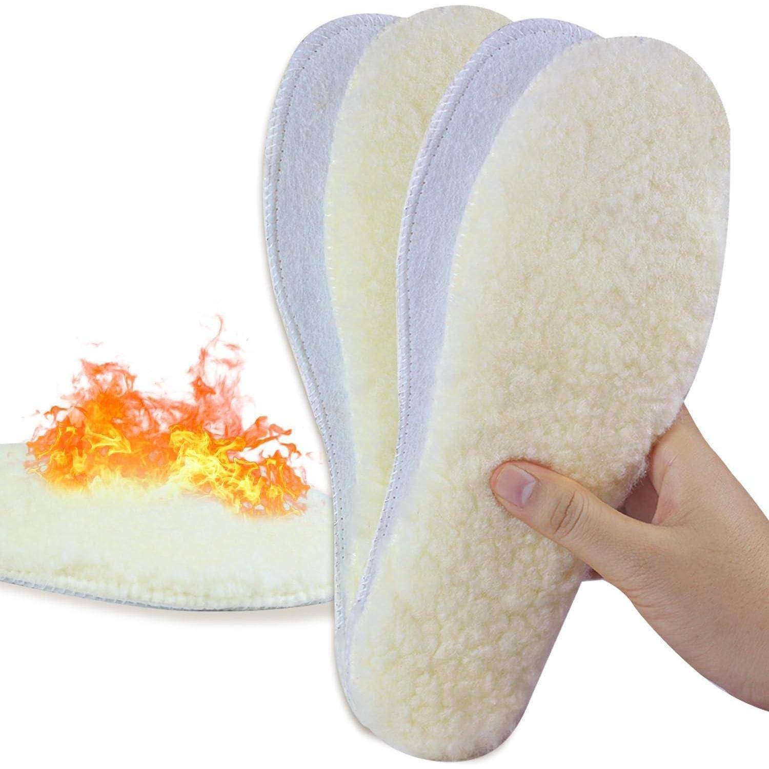 Hand, die Fleece-Einlegesohlen hält, mit Flammen auf einer Einlegesohle, die Wärme andeuten.