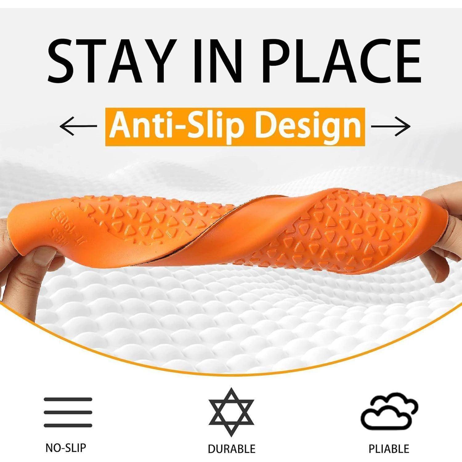Eine Person, die eine orangefarbene Antirutschmatte mit strukturierter Oberfläche vor einem weißen Hintergrund hält. Die Worte 'An Ort bleiben' und 'Antirutsch-Design' sind oben angezeigt. Symbole zeigen 'Rutschfest', 'Langlebig' und 'Flexibel'.