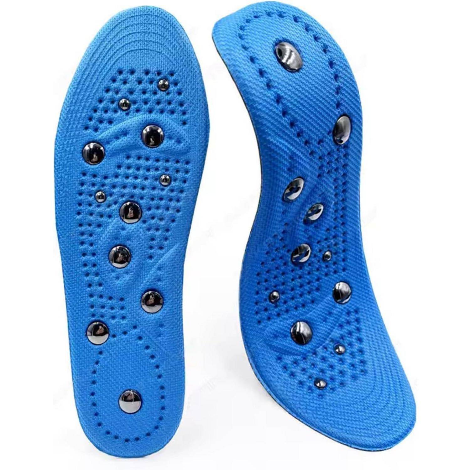 Blaue Einlegesohlen mit schwarzen magnetischen Punkten, die entlang der Kontur angeordnet sind und für Fußmassage oder therapeutische Zwecke konzipiert sind.