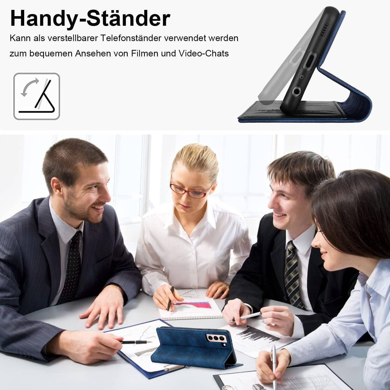 Geschäftstreffen mit vier Personen, die an einem Tisch sitzen. Ein Telefonständer wird für Videochats verwendet und ist in einem Nahaufnahmebild zu sehen.