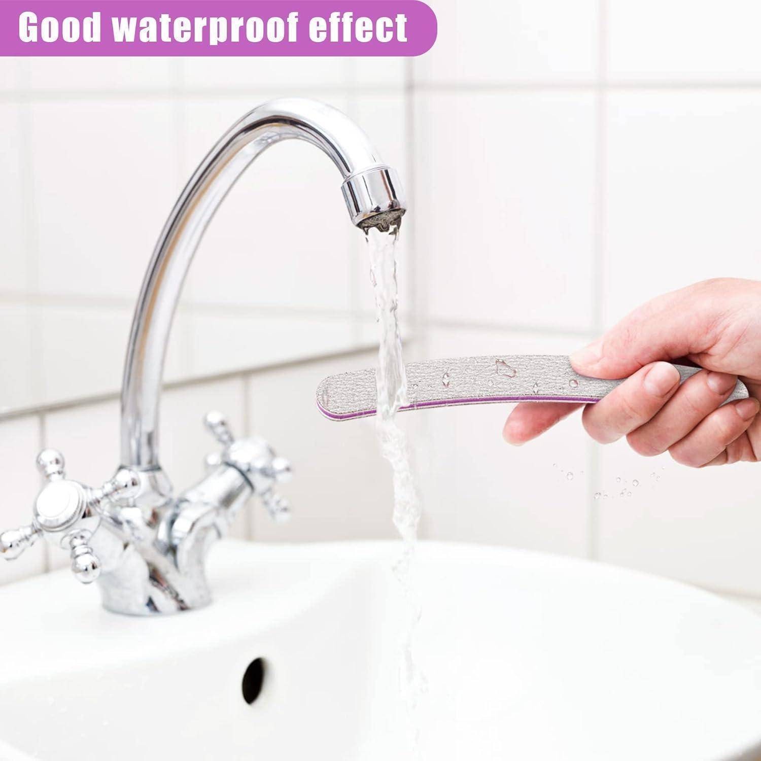 Eine Hand hält eine Nagelfeile unter fließendes Wasser aus einem Wasserhahn, wodurch deren wasserdichte Eigenschaft demonstriert wird. Eine Beschriftung zeigt: „Sehr gute wasserdichte Wirkung