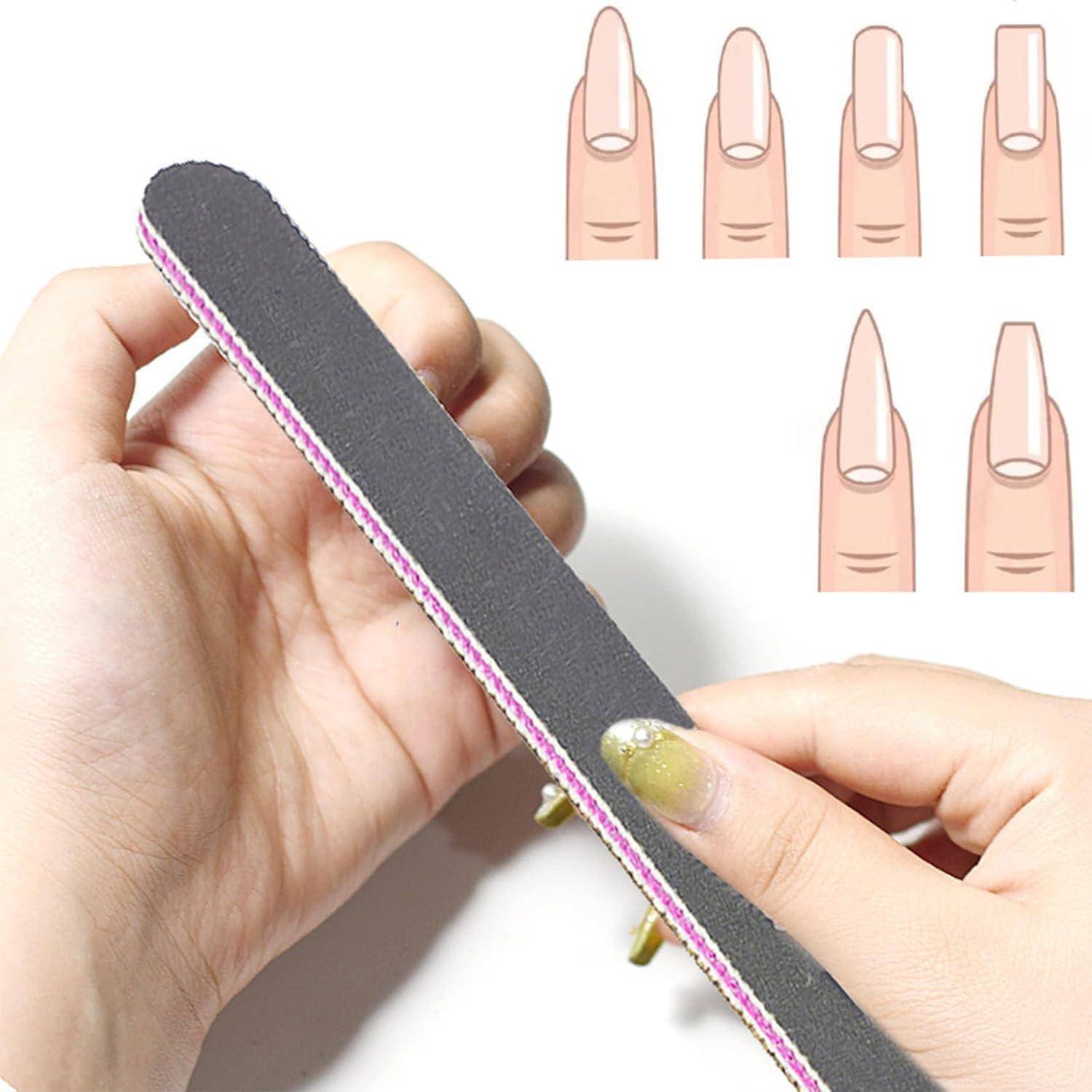Eine Hand, die Nägel mit einer Nagelfeile bearbeitet; ein Einschub-Diagramm zeigt Nagelformen einschließlich oval, quadratisch und mandelförmig.