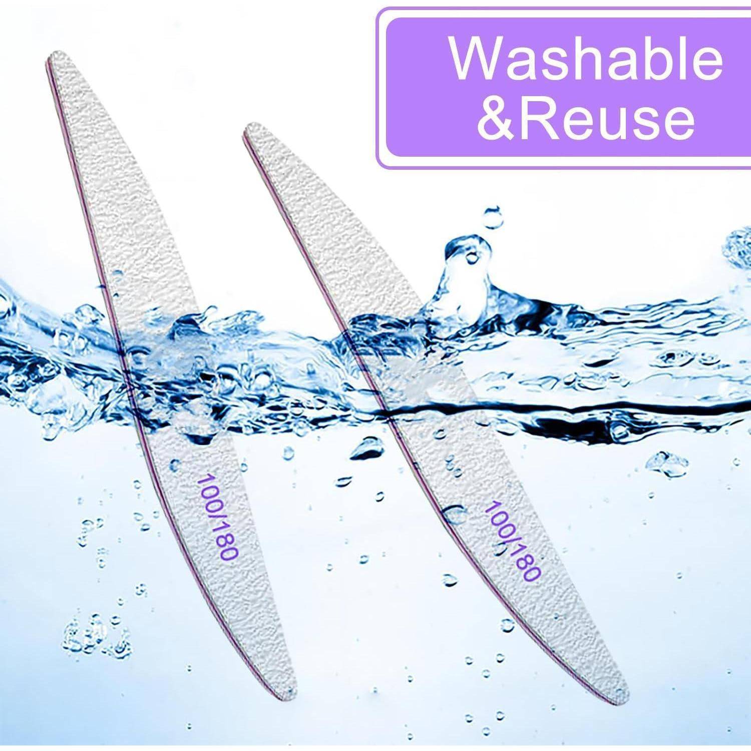 Zwei Glasnagelfeilen mit der Bezeichnung '100/180' werden gezeigt, wie sie durch Wasser spritzen und dabei ihr waschbares und wiederverwendbares Design hervorheben.