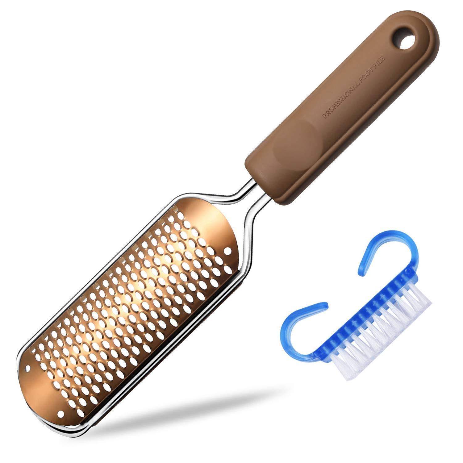 Eine Fußfeile mit braunem Griff zur Entfernung von Hornhaut wird neben einer kleinen Reinigungsbürste mit blauem Griff gezeigt.