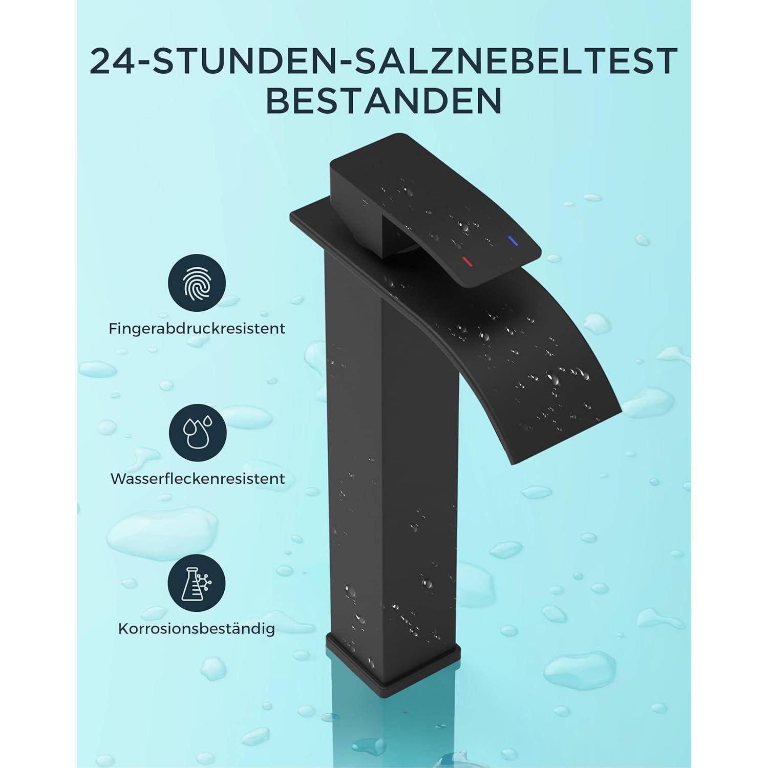 Schwarzer Wasserhahn mit geschwungenem Auslauf auf hellblauem Hintergrund, beschriftet mit: 24-Stunden-Salznebeltest Bestanden. Symbole zeigen Fingerabdruckresistenz, Wasserfleckenbeständigkeit und Korrosionsbeständigkeit.