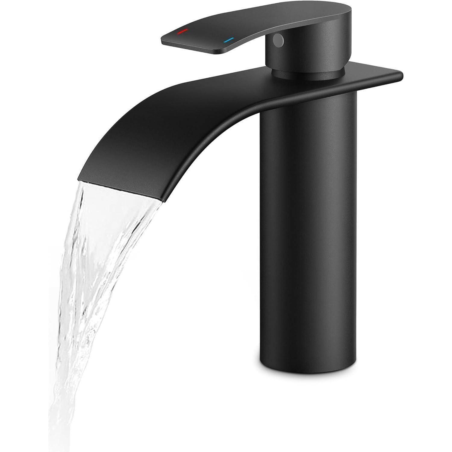 Ein schlanker schwarzer Badezimmer-Wasserhahn mit modernem Design ist zu sehen, während Wasser aus dem Auslauf fließt.