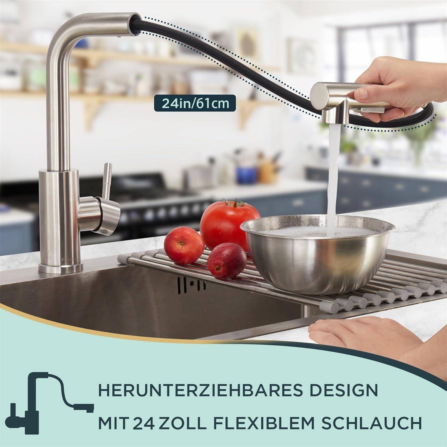 Ein Küchenarmatur mit flexiblem, 24-Zoll/61 cm herausziehbarem Design. Eine Hand, die einen Topf in der Spüle abwäscht, betont Funktionalität und Benutzerfreundlichkeit. Der deutsche Text hebt die Merkmale hervor.