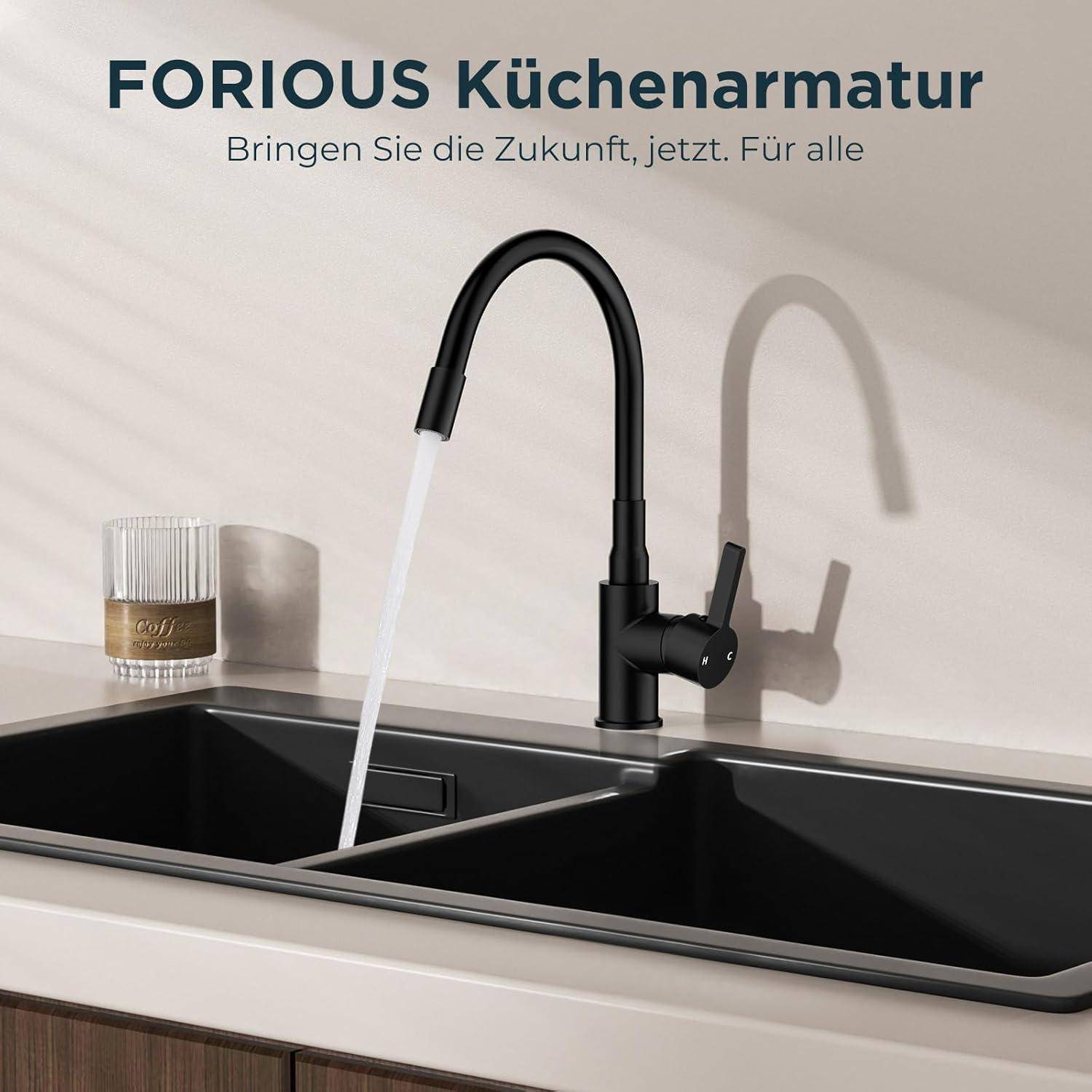 Ein moderner schwarzer Wasserhahn gießt Wasser in ein Doppelwaschbecken auf einer beigen Arbeitsplatte. Text auf Deutsch oben liest sich: 'FORIOUS Küchenarmatur'.