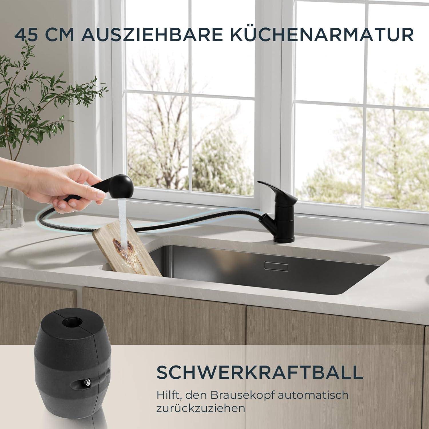 Eine Person demonstriert einen ausziehbaren Wasserhahn in einer modernen Küche, mit Fokus auf den Spülbereich und die Armaturgestaltung. Ein Produktmerkmal-Text liest sich „45 CM AUSZIEHBARE KÜCHENARMATUR