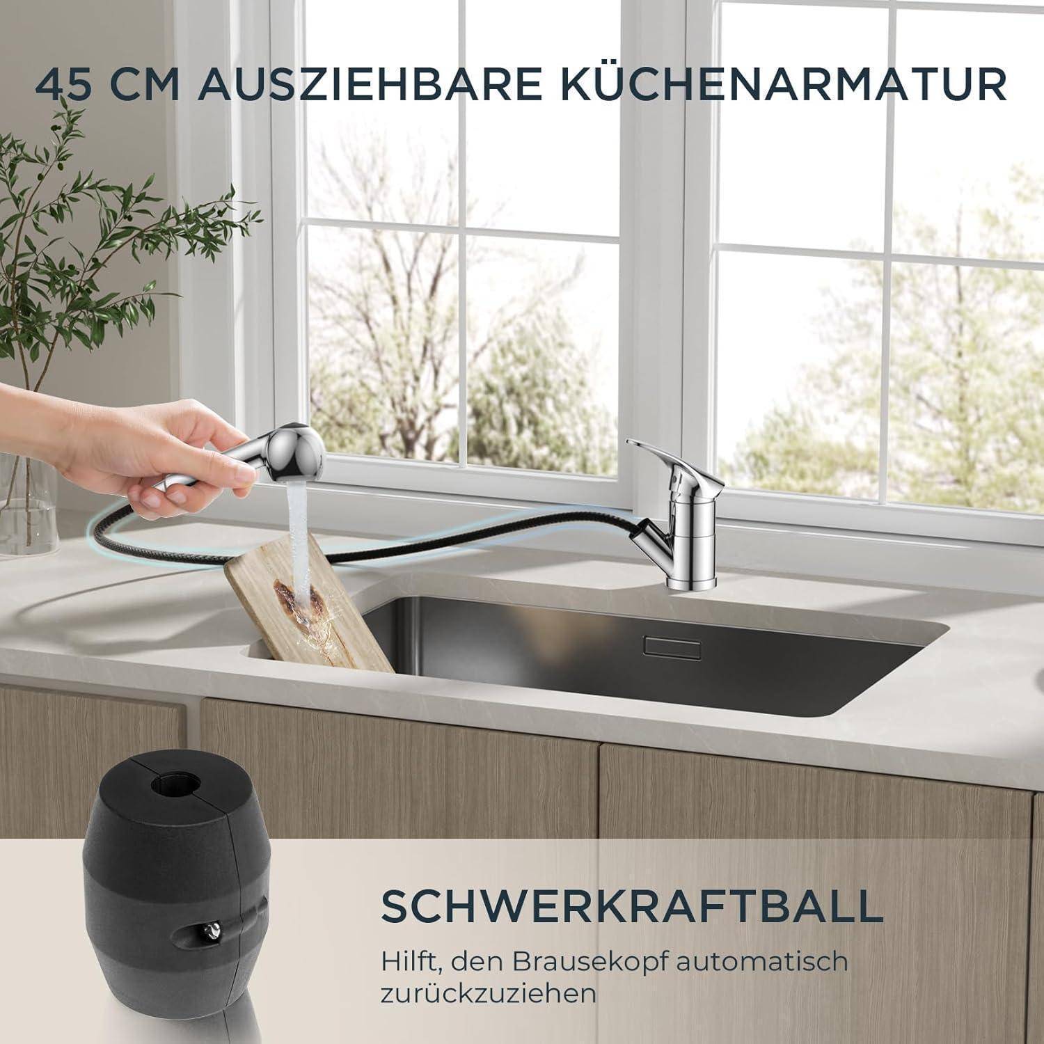 Eine Person zieht den ausziehbaren Küchenhahn vor einem Fenster heraus. Der Text hebt eine Länge von 45 cm und eine Schwerkraft-Rückzugsfunktion für einfache Einfahrbarkeit hervor.