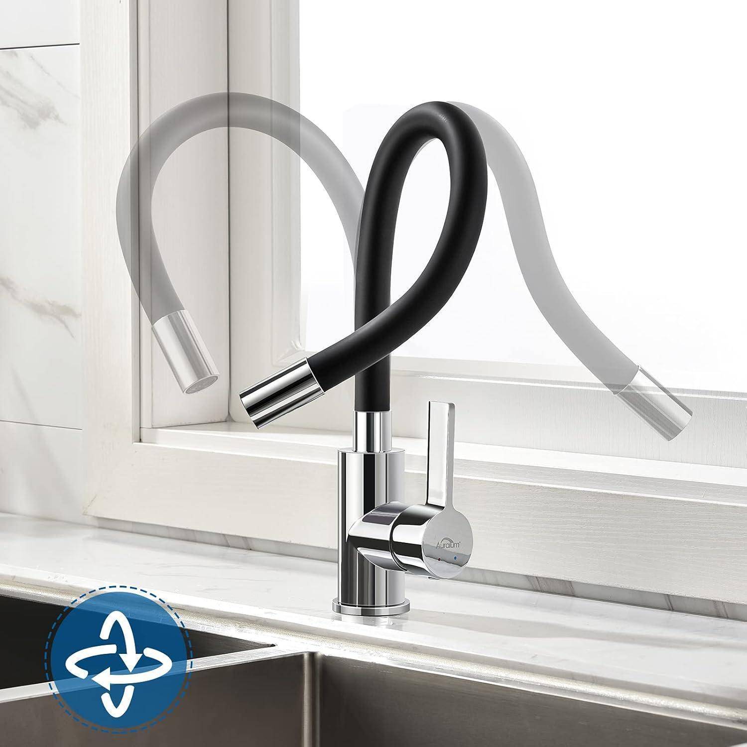 Ein moderner Küchenhahn mit flexiblem, doppelpositionalem Design, dargestellt in fester und gebogener Position, vor einem weißen Marmor-Spritzschutz.