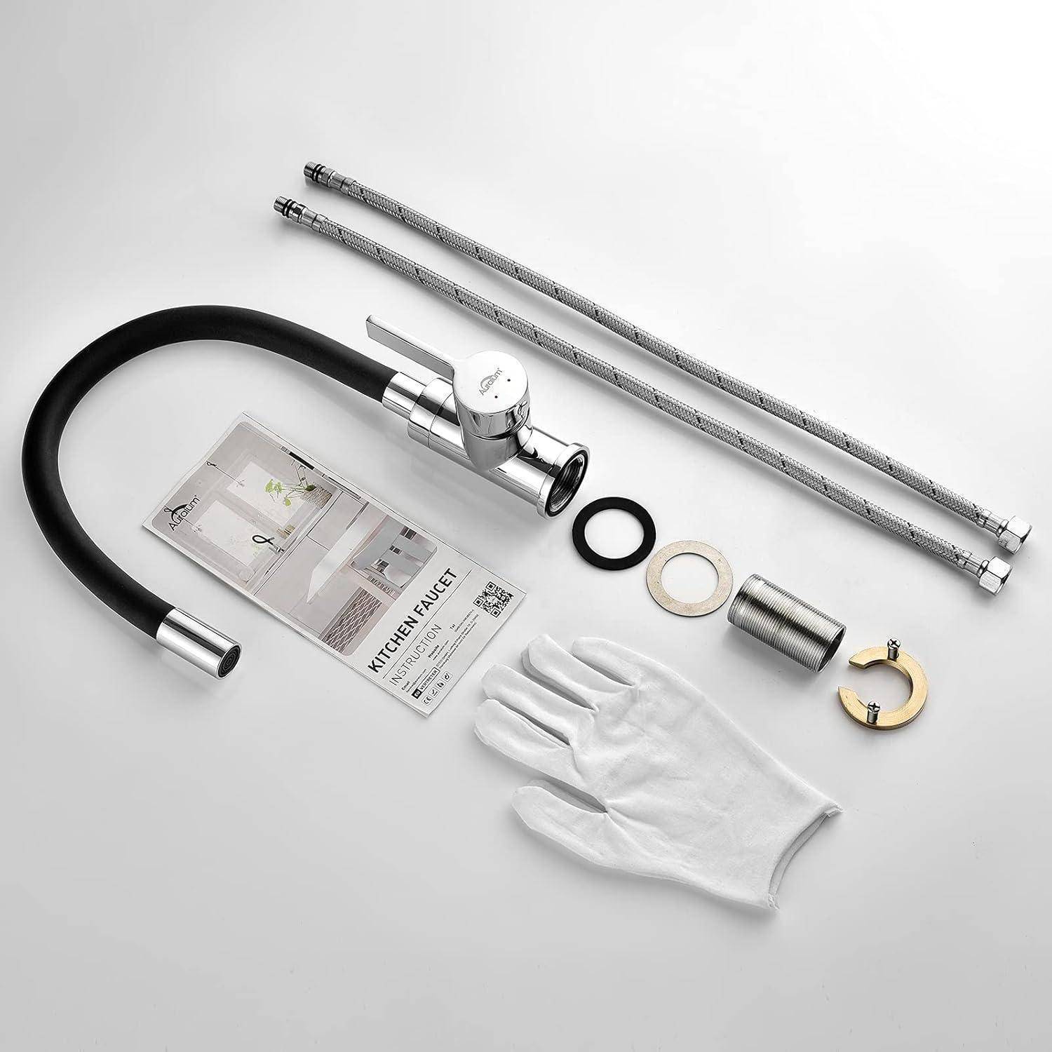 Komponenten eines Küchenarmaturen-Sets sind ausgelegt, einschließlich eines Schlauchs, Armaturenhals, zwei Zuleitungen, eines Befestigungsrings, eines Handschuhs und einer Installationsanleitung.