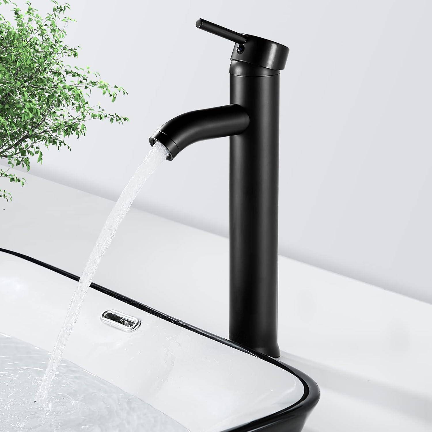 Ein schlanker schwarzer Wasserhahn gießt Wasser in ein weißes Waschbecken. Eine kleine grüne Pflanze ist seitlich sichtbar und schafft eine moderne, minimalistische Atmosphäre.