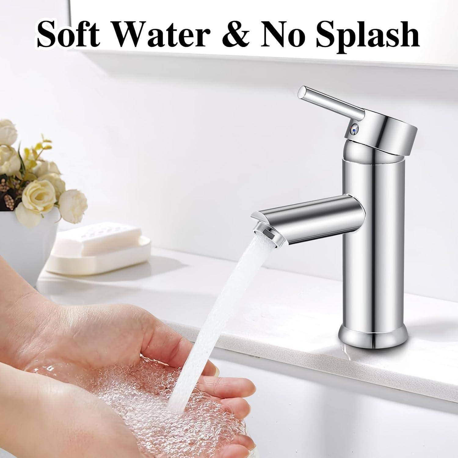 Eine Person hält die Hände unter einen modernen silbernen Wasserhahn in einem Badezimmer, mit dem Text ‚Weiches Wasser & Kein Spritzen', der einen glatten Wasserfluss ohne Spritzer zeigt.
