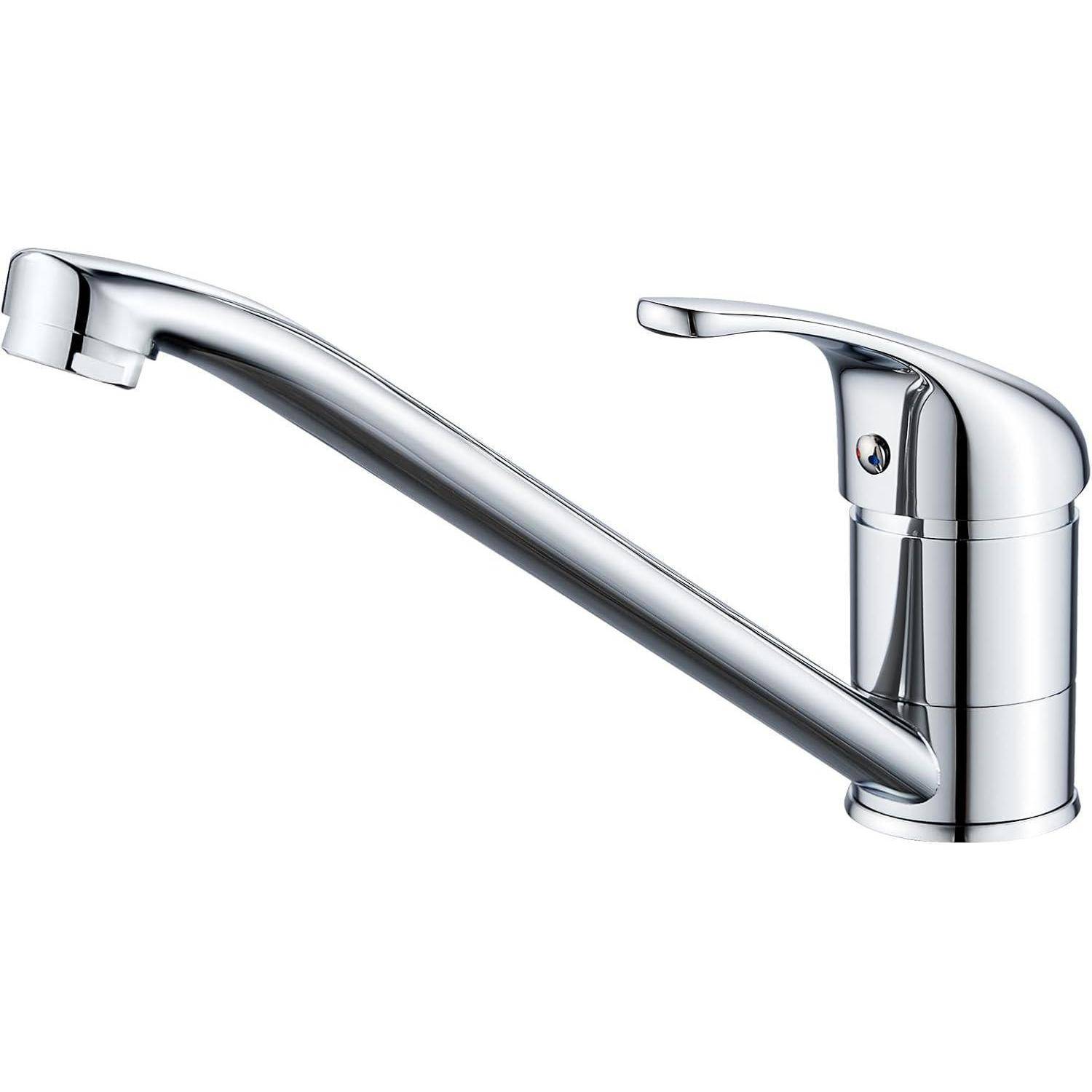 Eine glänzende, moderne Chrom-Küchenarmatur mit einem einzigen Hebel zur Steuerung von Wassermenge und Temperatur, sich nach links erstreckend.