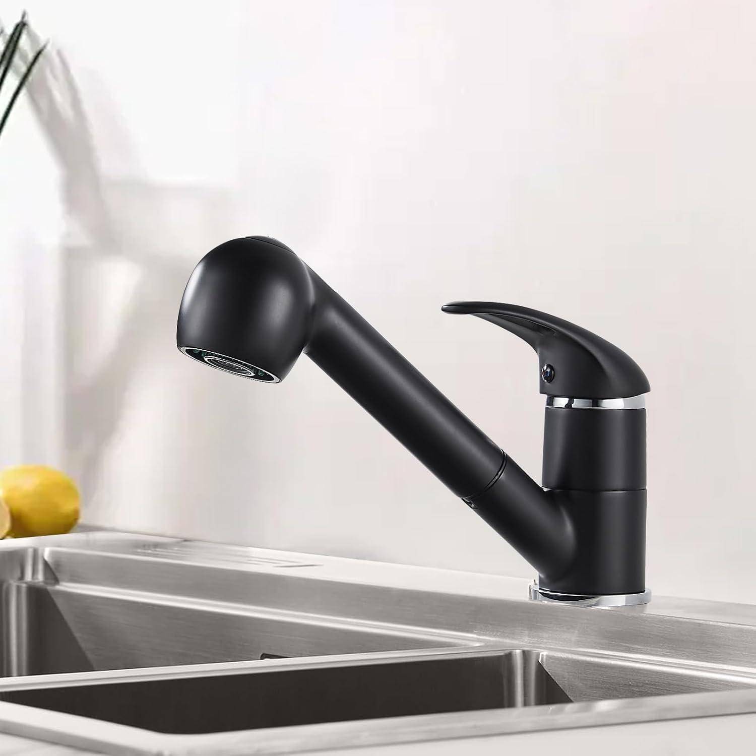 Eine moderne schwarze Küchenarmatur mit einem Hebel, installiert auf einem Edelstahlspülbecken. Eine Zitrone ist im Hintergrund zu sehen.