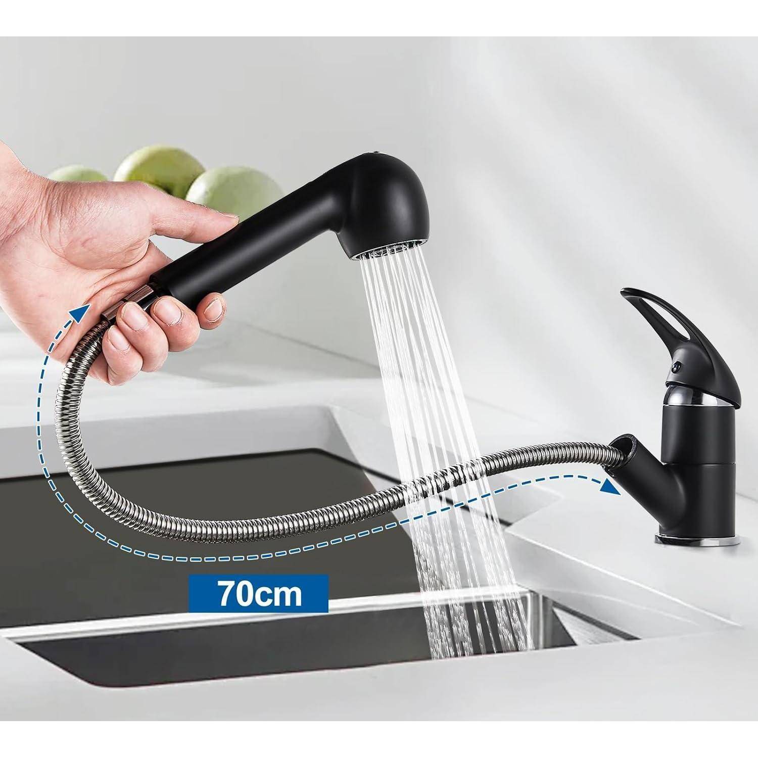 Eine Hand zieht einen flexiblen Küchenarmatur-Brausekopf heraus, wobei Wasser in ein Waschbecken fließt und eine Ausziehfähigkeit von 70 cm demonstriert wird.