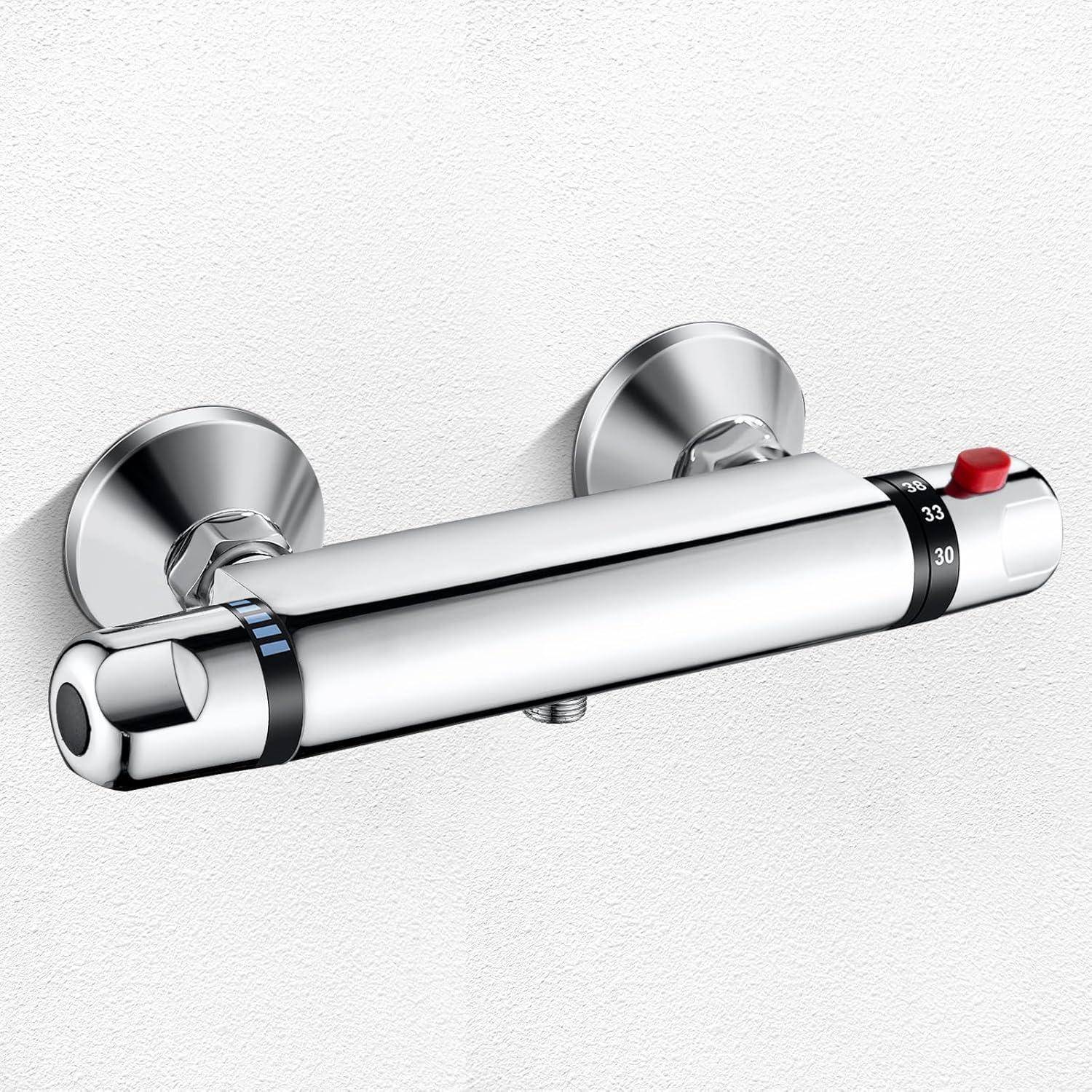 Ein Chrom-Thermostat-Duscharmatur mit Doppeltemperaturregelung, an einer weißen Wand montiert, mit angezeigten Einstellungen von '33' und '30'.
