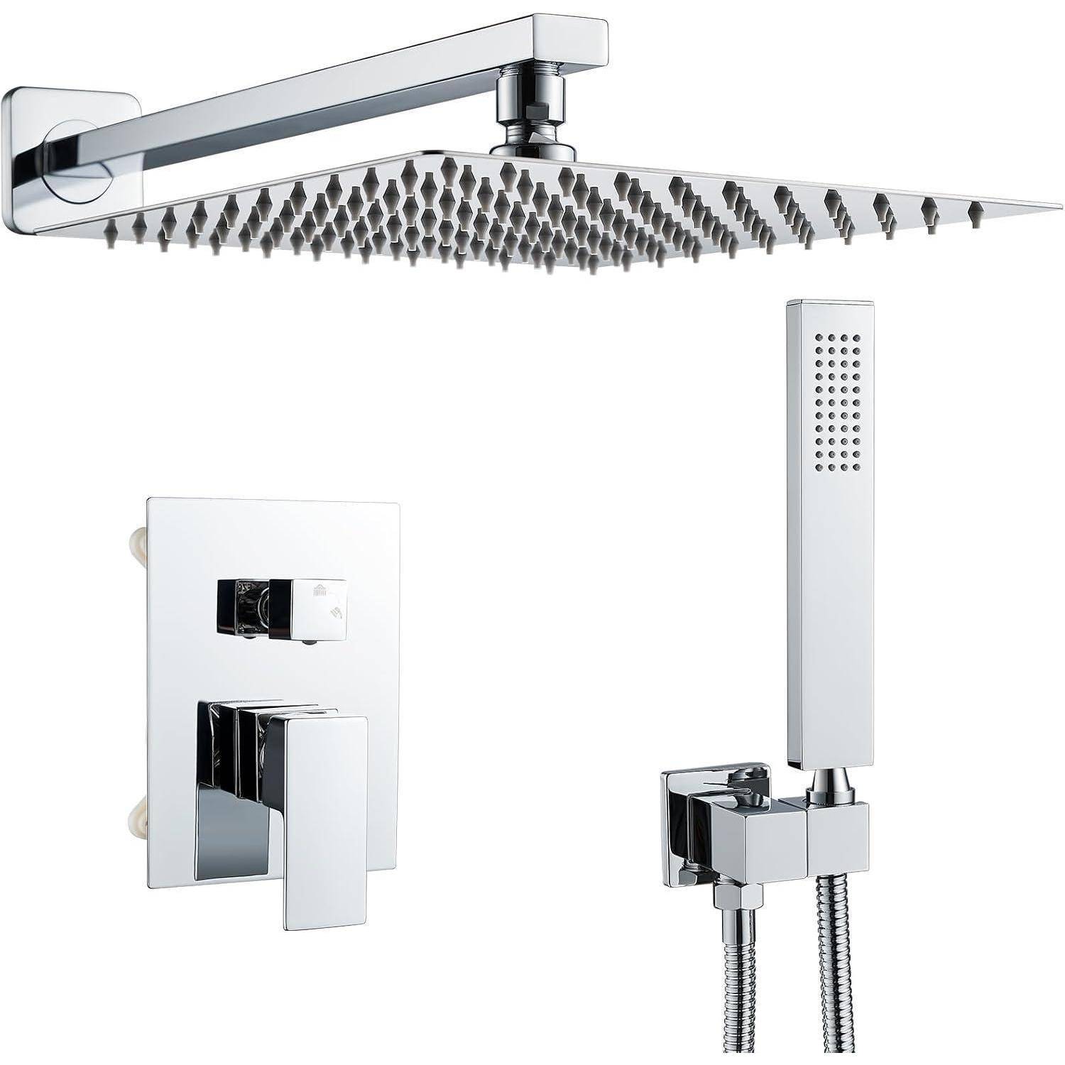 Quadratischer Chrom-Duschkopf und Handbrause-Set mit einer modernen wandmontierten Steuerungstafel.