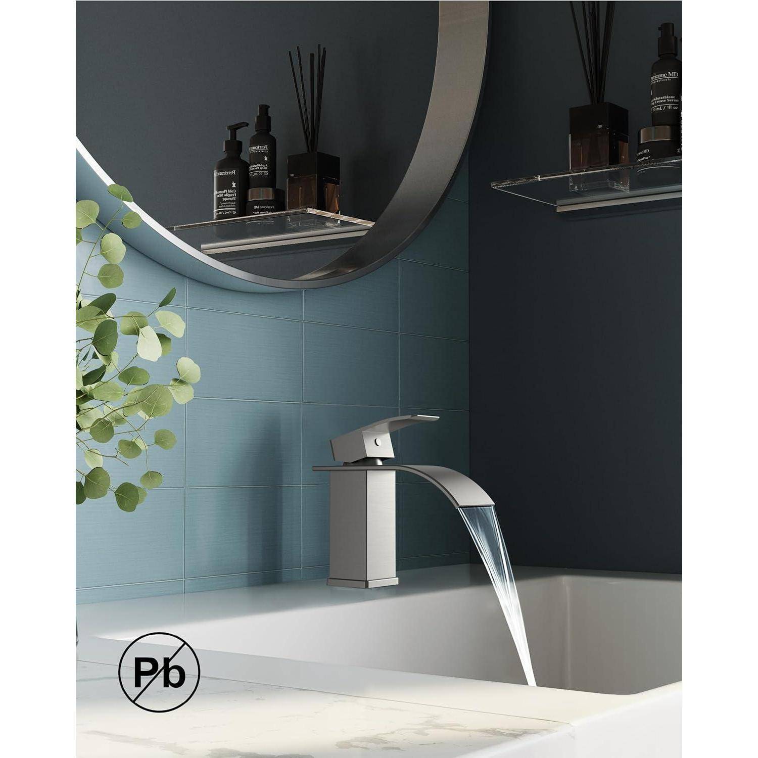 Ein modernes Badezimmer mit einem schlanken Wasserhahn, der Wasser in ein weißes Waschbecken gießt, vor einer blau gekachelten Wand. Ein Regal trägt Pflegeproduktflaschen.