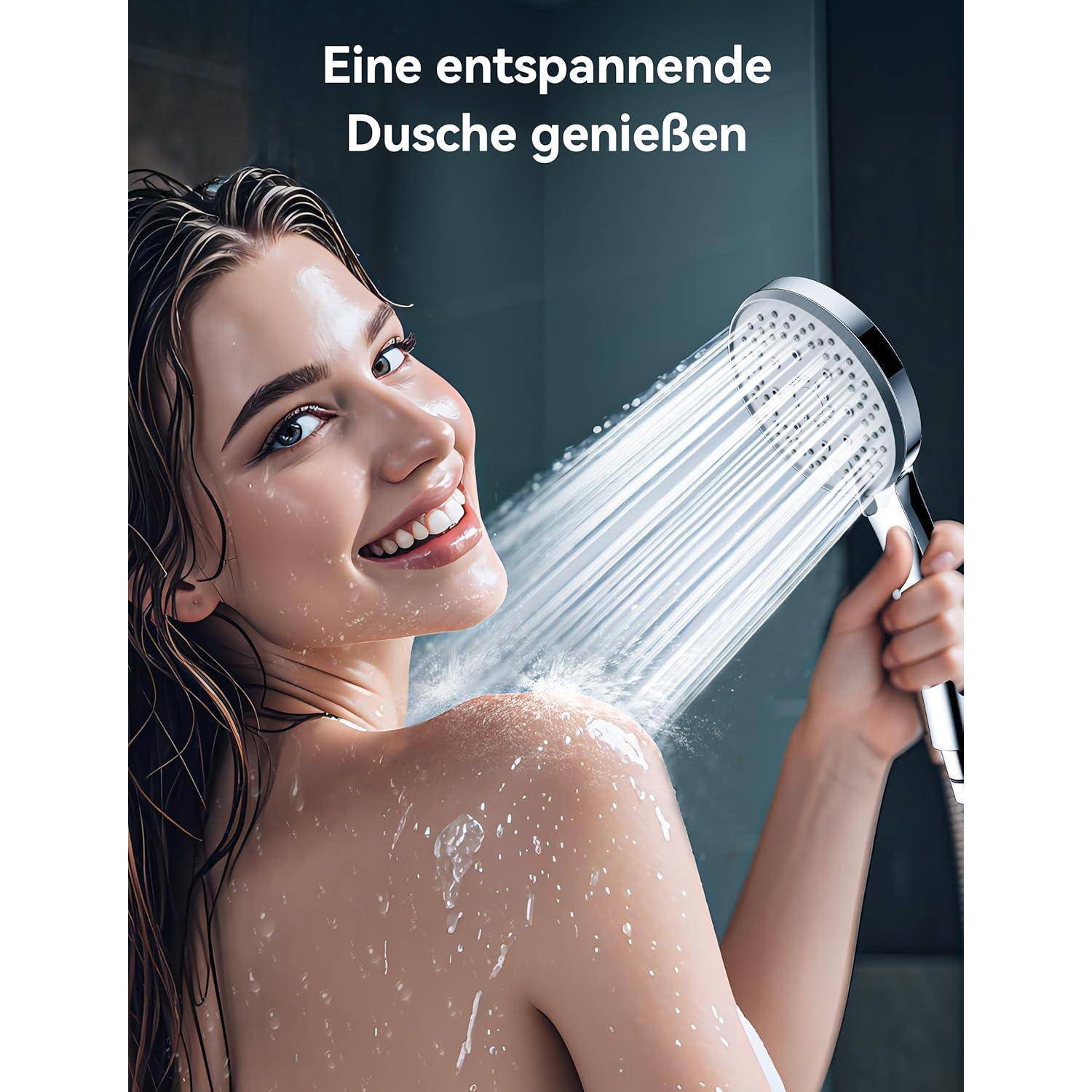 Eine Frau, die eine entspannende Dusche genießt und lächelt, während Wasser aus der Duschbrause fließt.