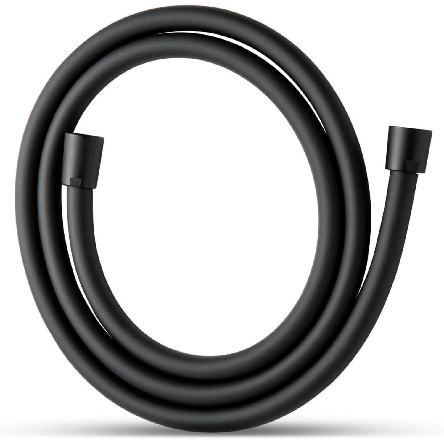 Ein gewickelter schwarzer Duschschlauch mit glatter Textur, konzipiert für flexible Wassernutzung im Badezimmer.