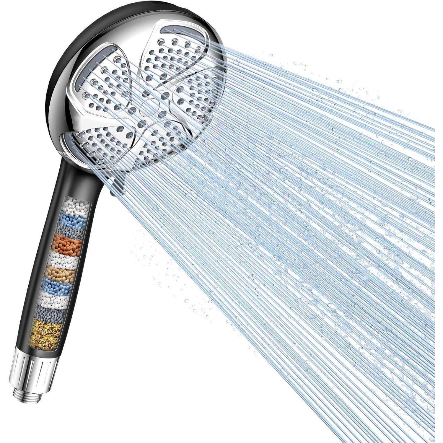 Ein tragbarer Duschkopf, der Wasser versprüht und einen integrierten Wasserfilter mit sichtbaren mehrfarbigen Filtermaterialien im Griff aufweist.