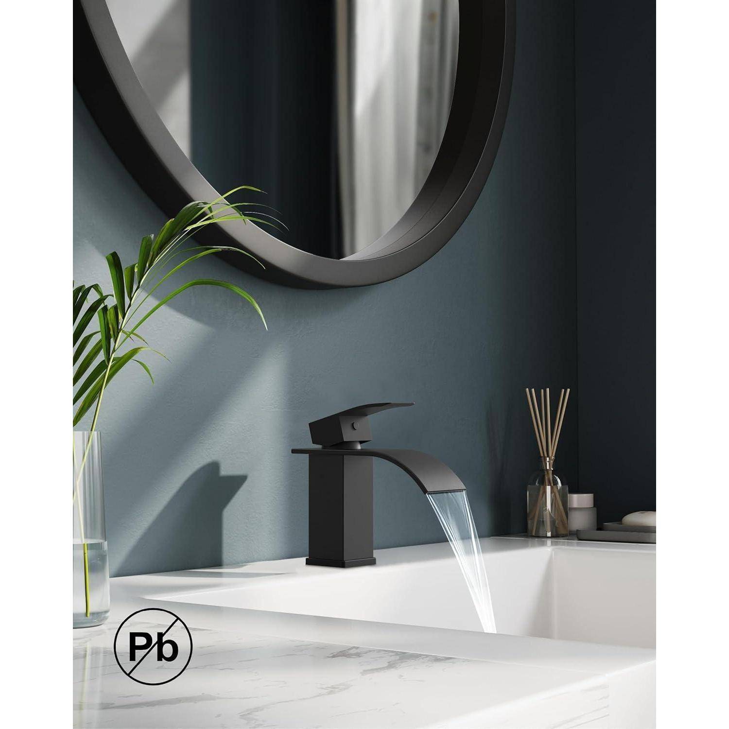 Ein elegantes, modernes Badezimmer präsentiert einen schwarzen Wasserhahnaufsatz mit fließendem Wasser, einen runden Spiegel, Pflanzen und Toilettenartikel in einer stilvollen Umgebung.