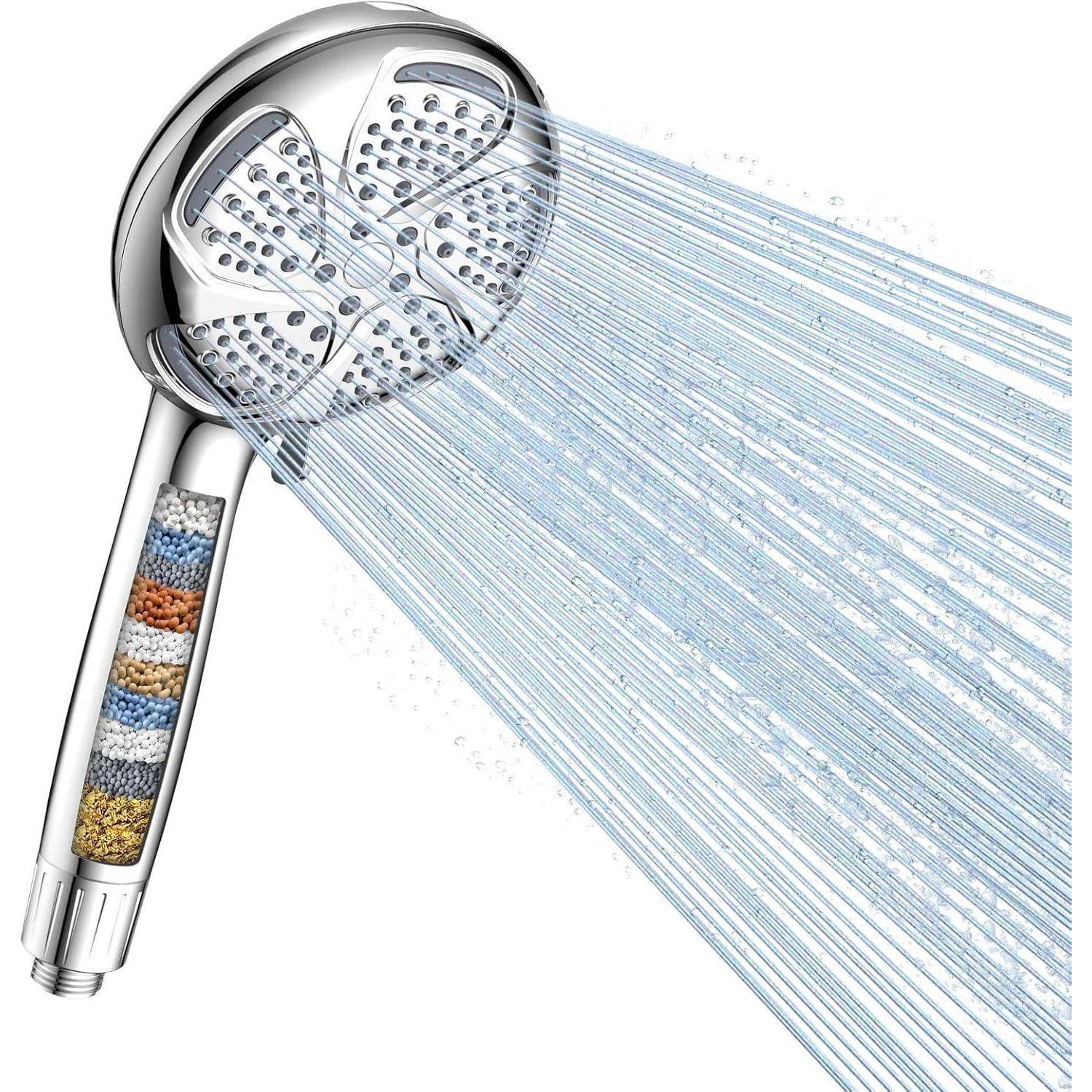 Eine Duschbrause mit Wasserfilter gibt einen gleichmäßigen Wasserstrahl ab. Gehäuse in Weiß mit sichtbaren Filterelementen im Inneren, was auf eine Wasseraufbereitung hindeutet.