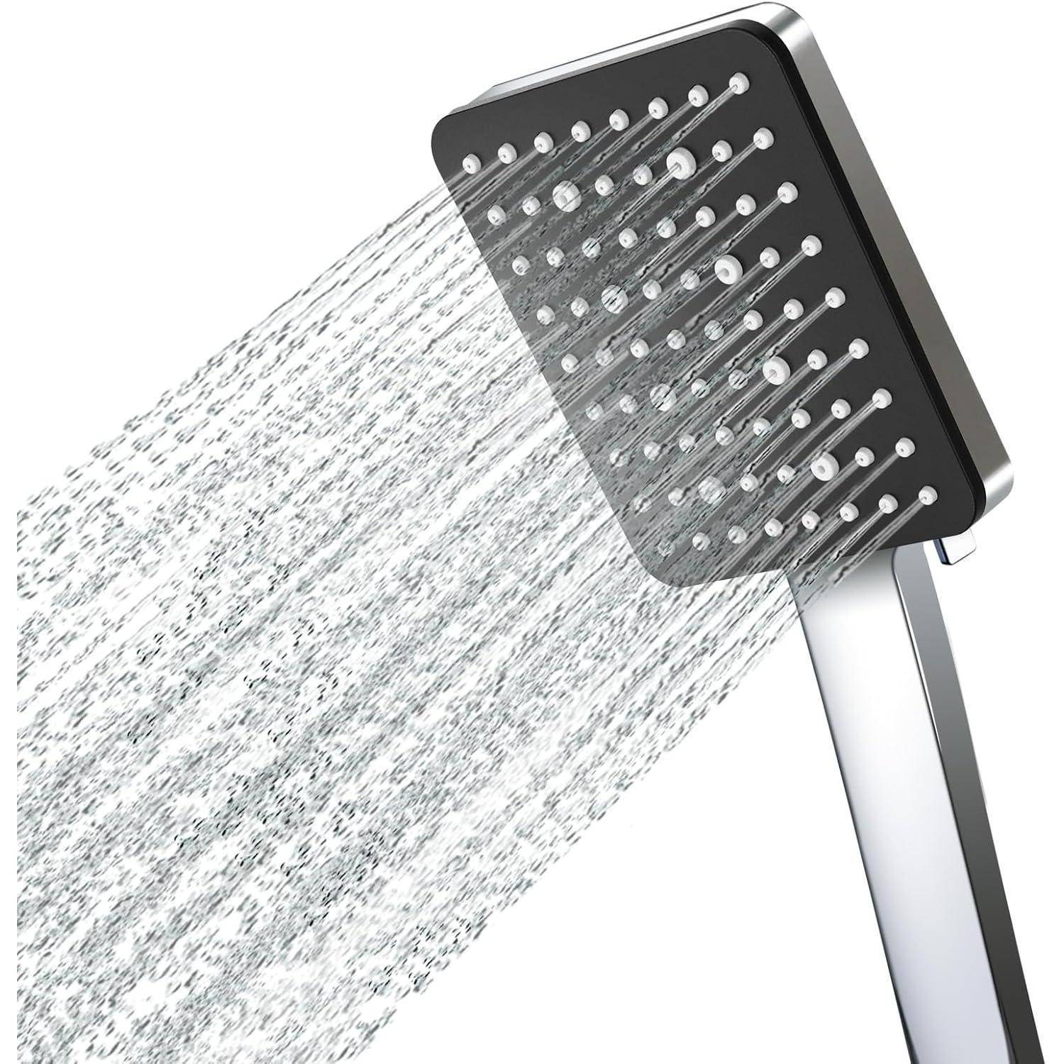 Ein moderner, quadratischer Duschkopf, der einen Wasserstrahl ausgibt und eine hochdruckintensive Duscherfahrung veranschaulicht.