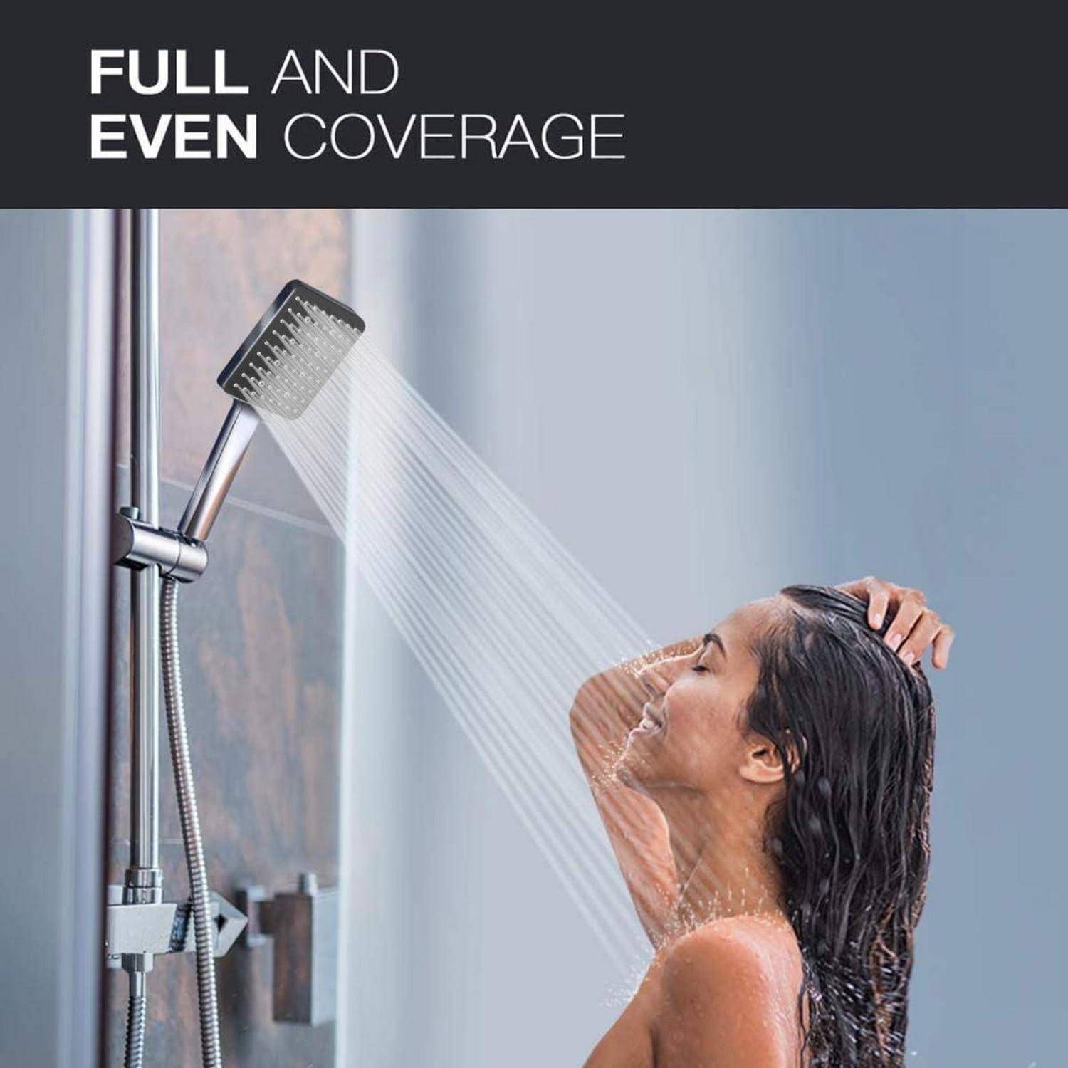 Eine Person genießt eine Dusche mit einem Handbrausen, der eine vollständige und gleichmäßige Wasserverteilung demonstriert, unter dem Text 'VOLLSTÄNDIGE UND GLEICHMÄSSIGE ABDECKUNG'.