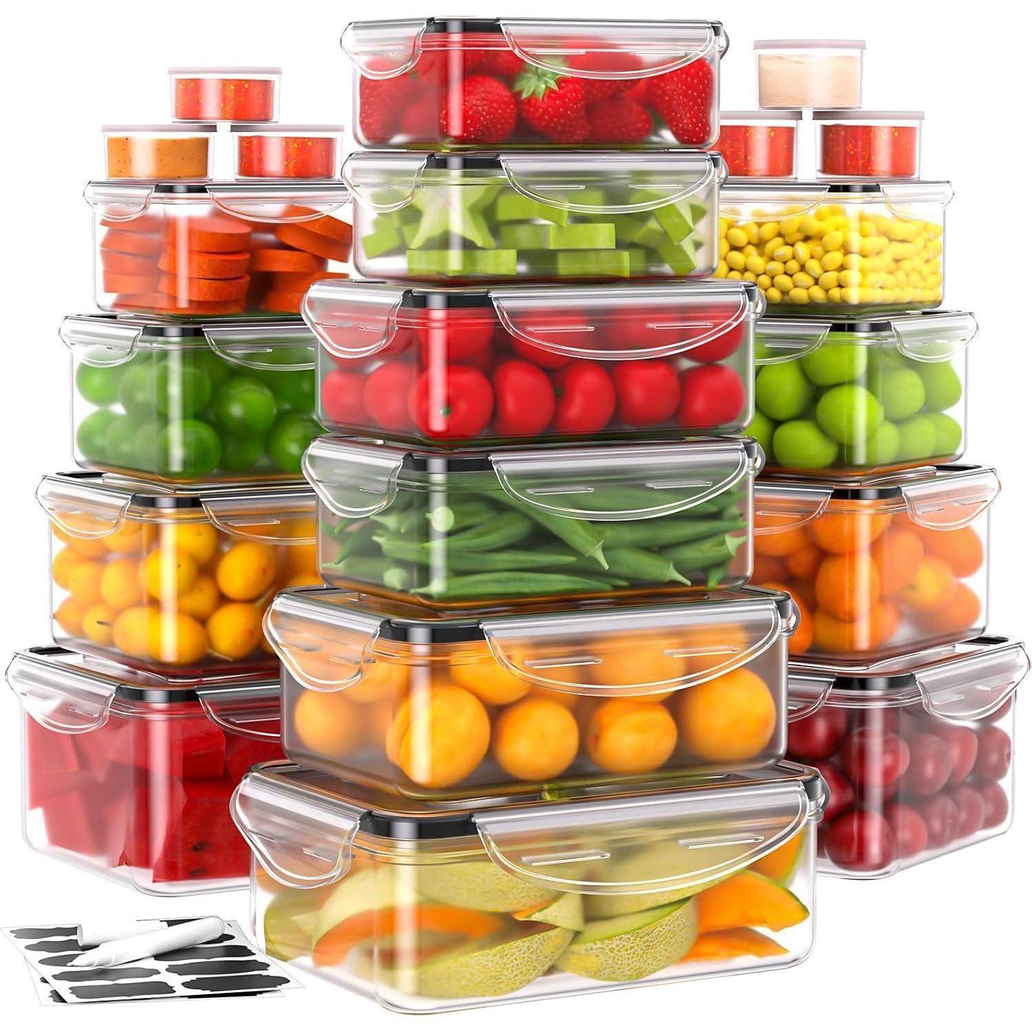 Eine Vielzahl von Obst und Gemüse, die in durchsichtigen, stapelbaren, luftdichten Behältern unterschiedlicher Größen gelagert werden und eine organisierte Lebensmittelaufbewahrung zeigen.