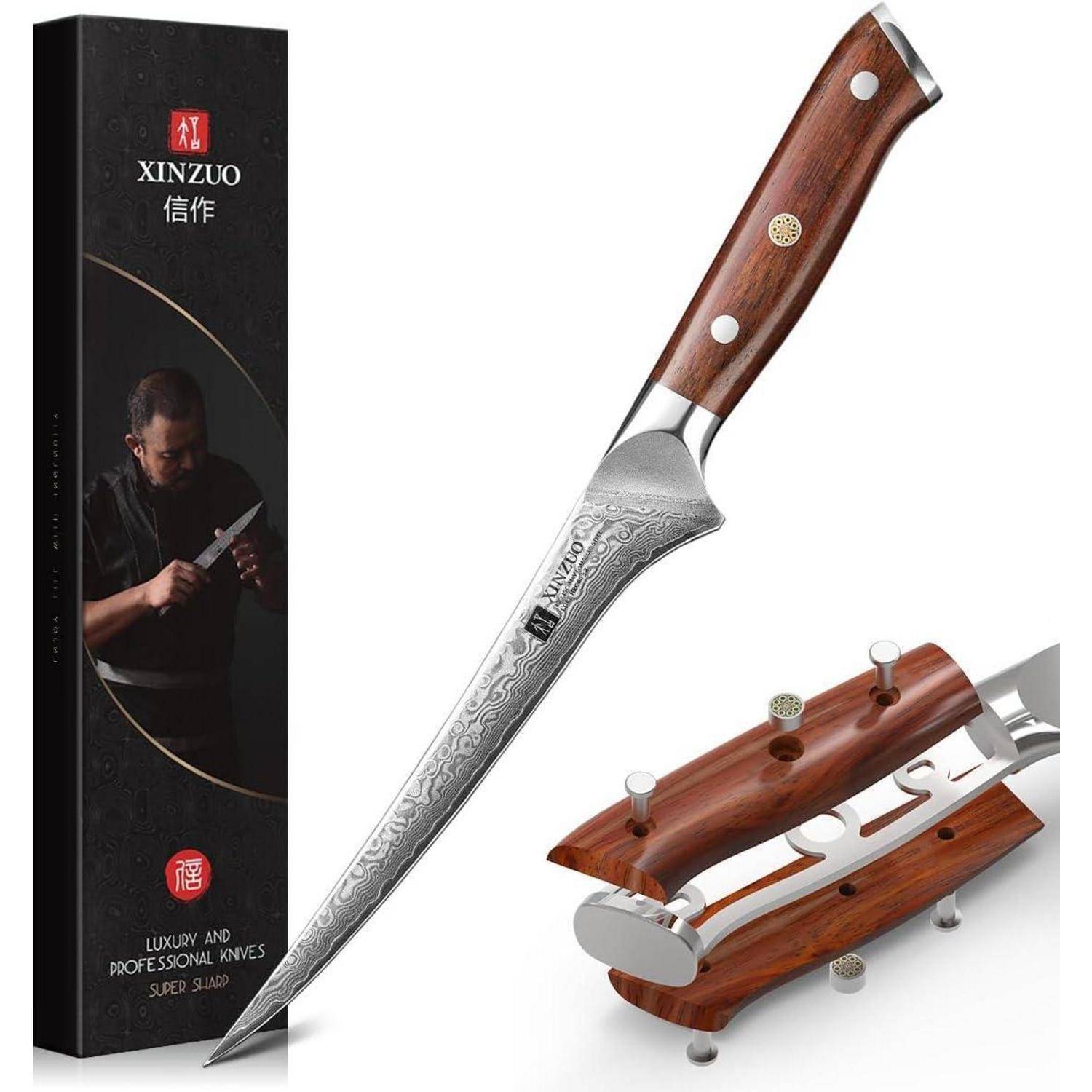 Ein hochwertiges Küchenmesser mit Holzgriff und Klinge aus Edelstahl, präsentiert mit Verpackung. Geeignet für professionellen Einsatz.
