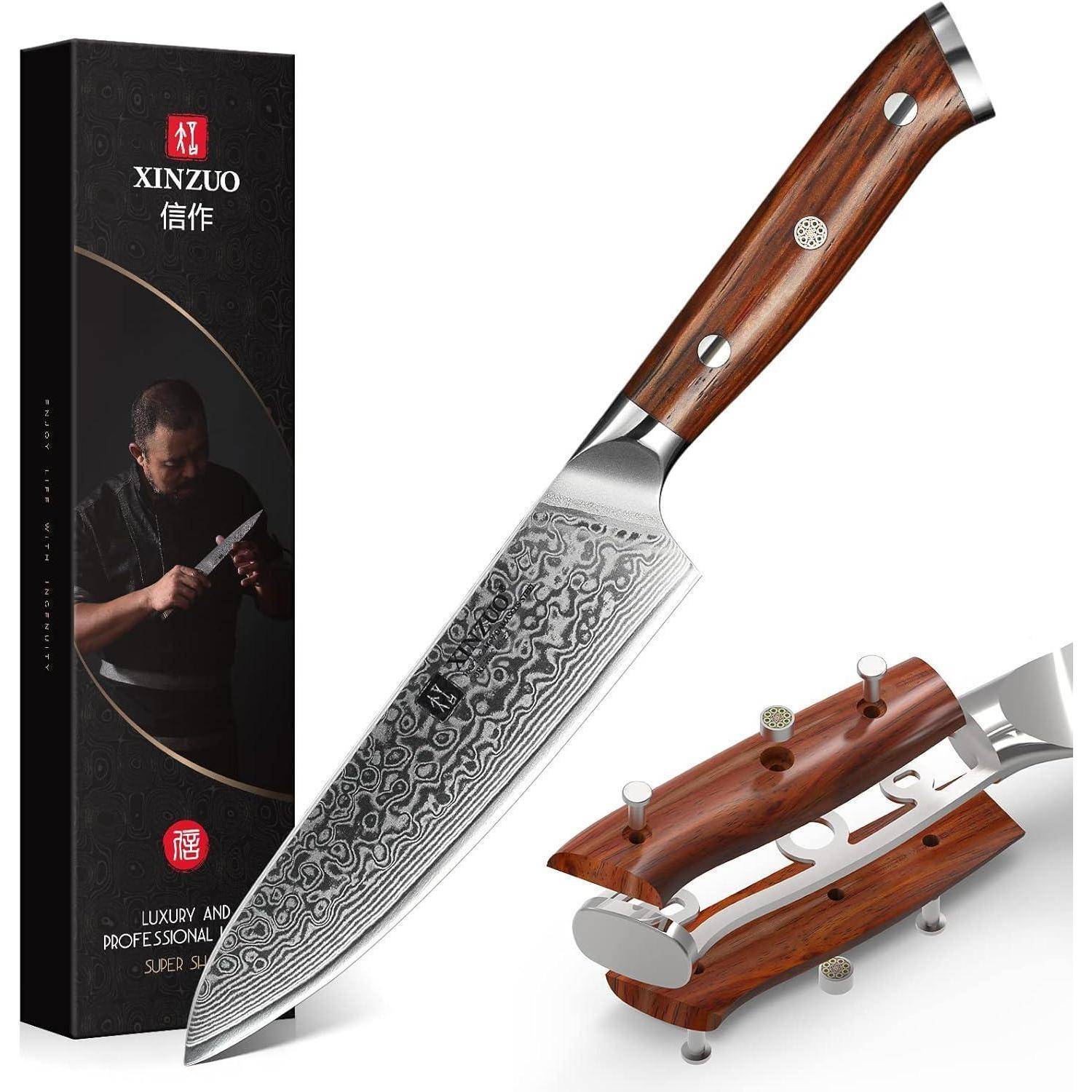 Ein XINZUO-Küchenmesser mit einem Damast-Stil-Klinge und Holzgriff wird neben seiner Verpackung präsentiert, auf der ein Mann das Messer inspiziert.
