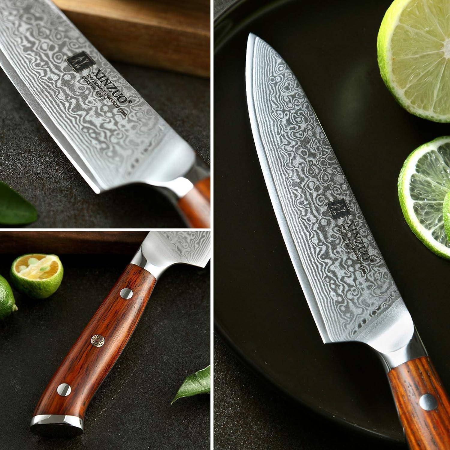 Ein Set japanischer Kochenmesser mit Holzgriffen und kunstvollen Klingenmustern liegt neben aufgeschnittenen Limetten auf einer dunklen Oberfläche.
