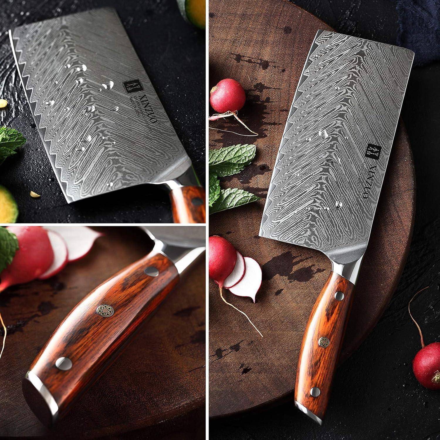 Ein scharfes Küchenmesser mit einer gemusterten Klinge und Holzgriff wird auf einer dunklen Oberfläche präsentiert, in dessen Nähe Radieschen und Zitrusfrüchte liegen.