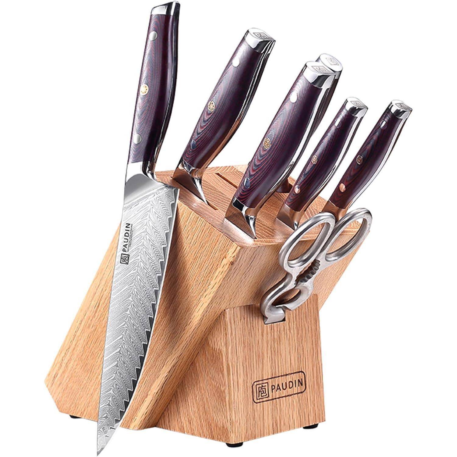 Ein Messerblock aus Holz hält fünf Küchenmesser aus Edelstahl und eine Schere, alle mit dunklen Griffen.