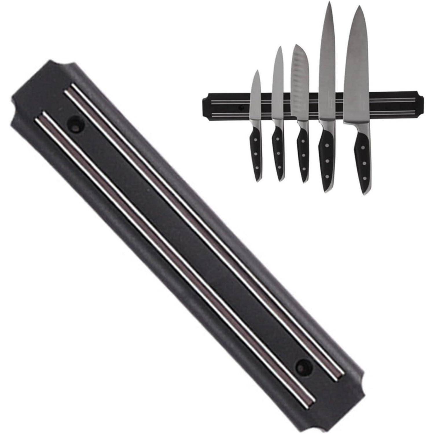 Wandmontierter magnetischer Messerhalter mit fünf Messern unterschiedlicher Größen, der die effiziente Aufbewahrung und Organisation von Küchenutensilien demonstriert.