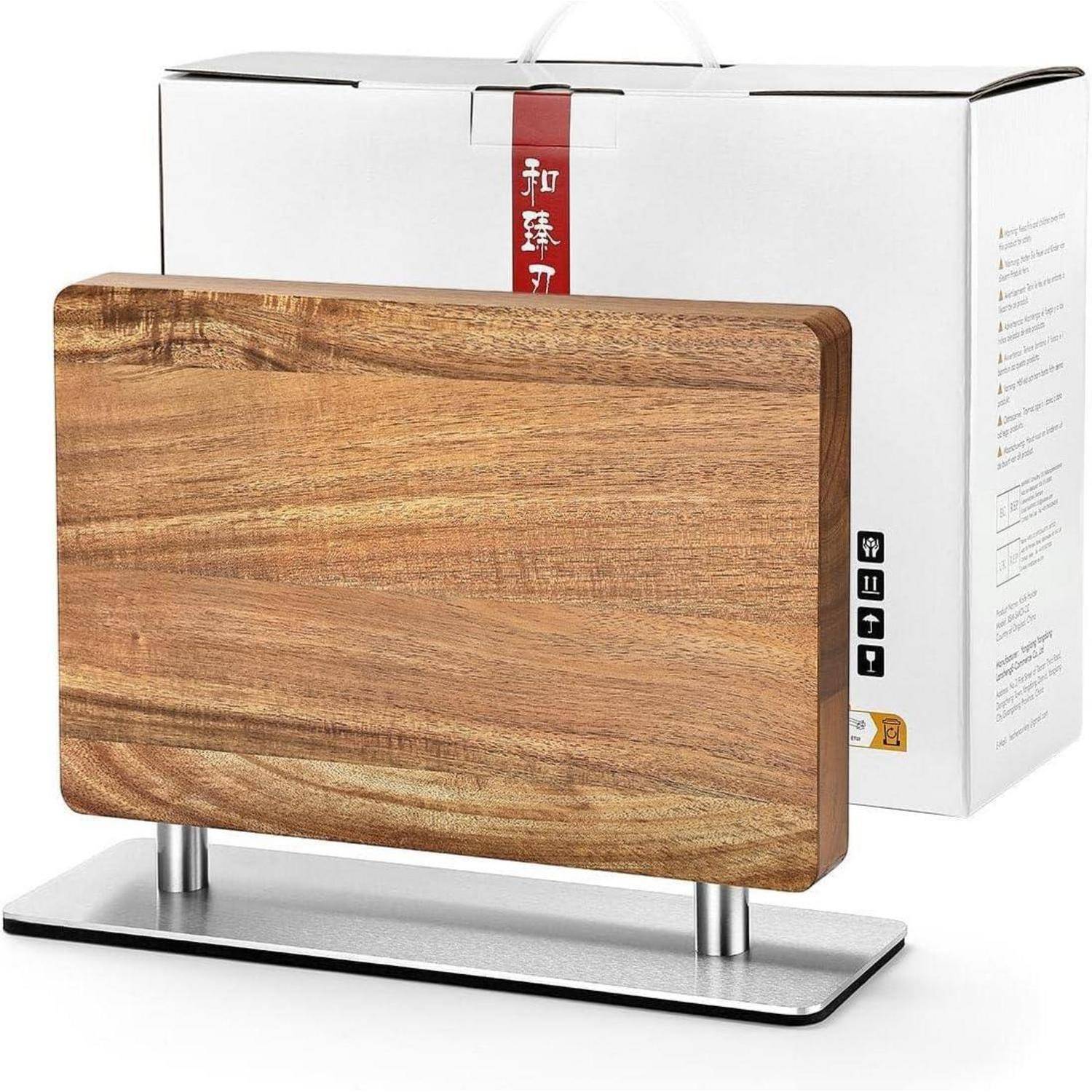 Ein Holzschneidebrett mit einem Metallständer, ausgestellt vor einer weißen Box mit japanischem Text, für die Verwendung in der Küche konzipiert.