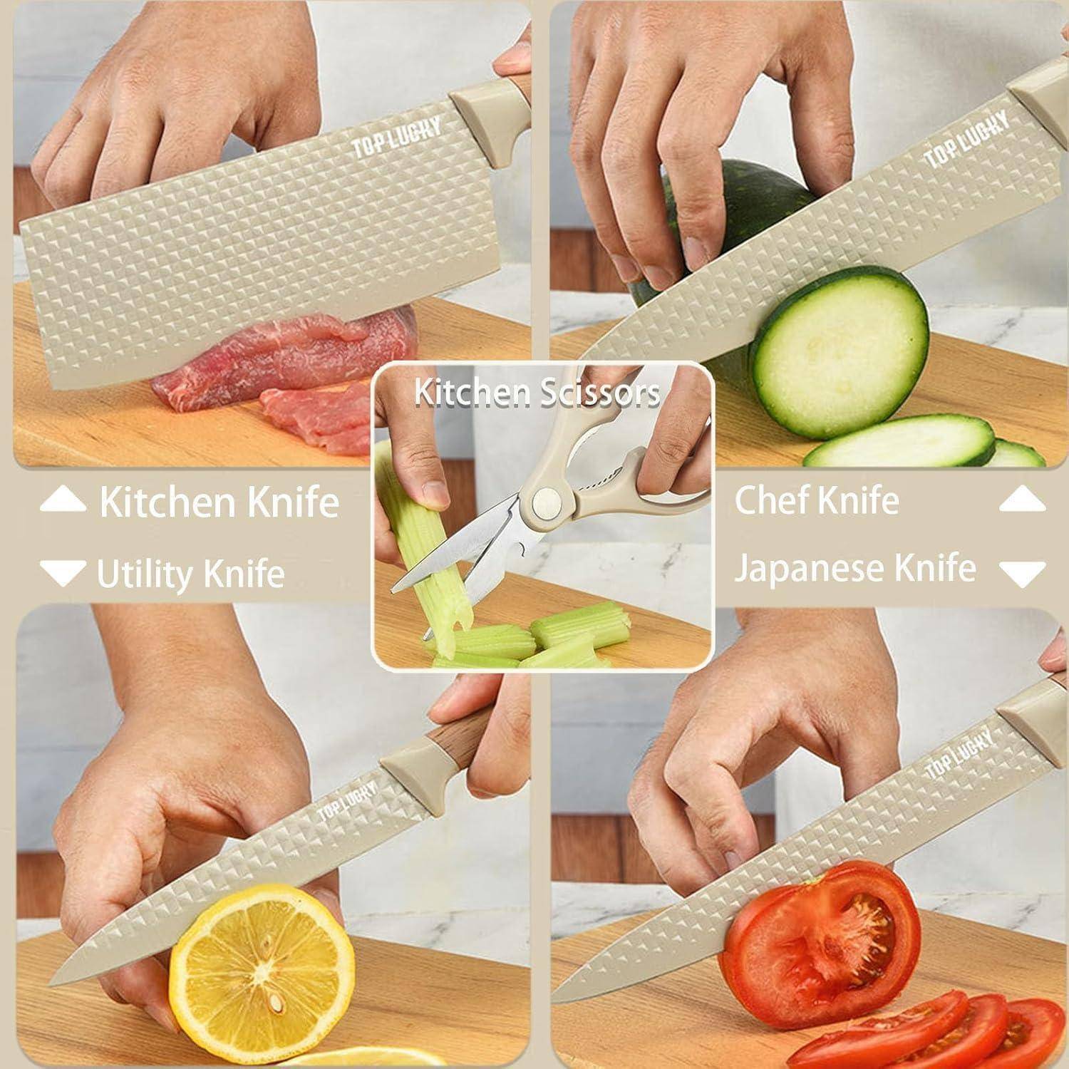Eine Hand demonstriert vier verschiedene Küchengeräte: ein Hackmesser, das Fleisch schneidet, eine Schere, die Stangensellerie schneidet, ein Chefmesser, das eine Gurke schneidet, und ein Universalmesser, das eine Zitrone in Scheiben schneidet.