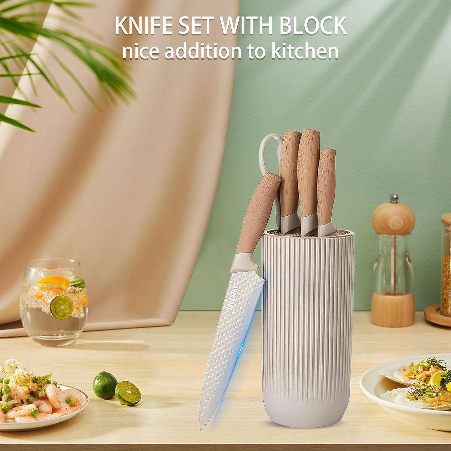 Messer-Set mit Block, präsentiert auf einer Küchenarbeitsplatte, neben zubereiteten Gerichten und Limetten, perfekt für kulinarische Aufgaben.